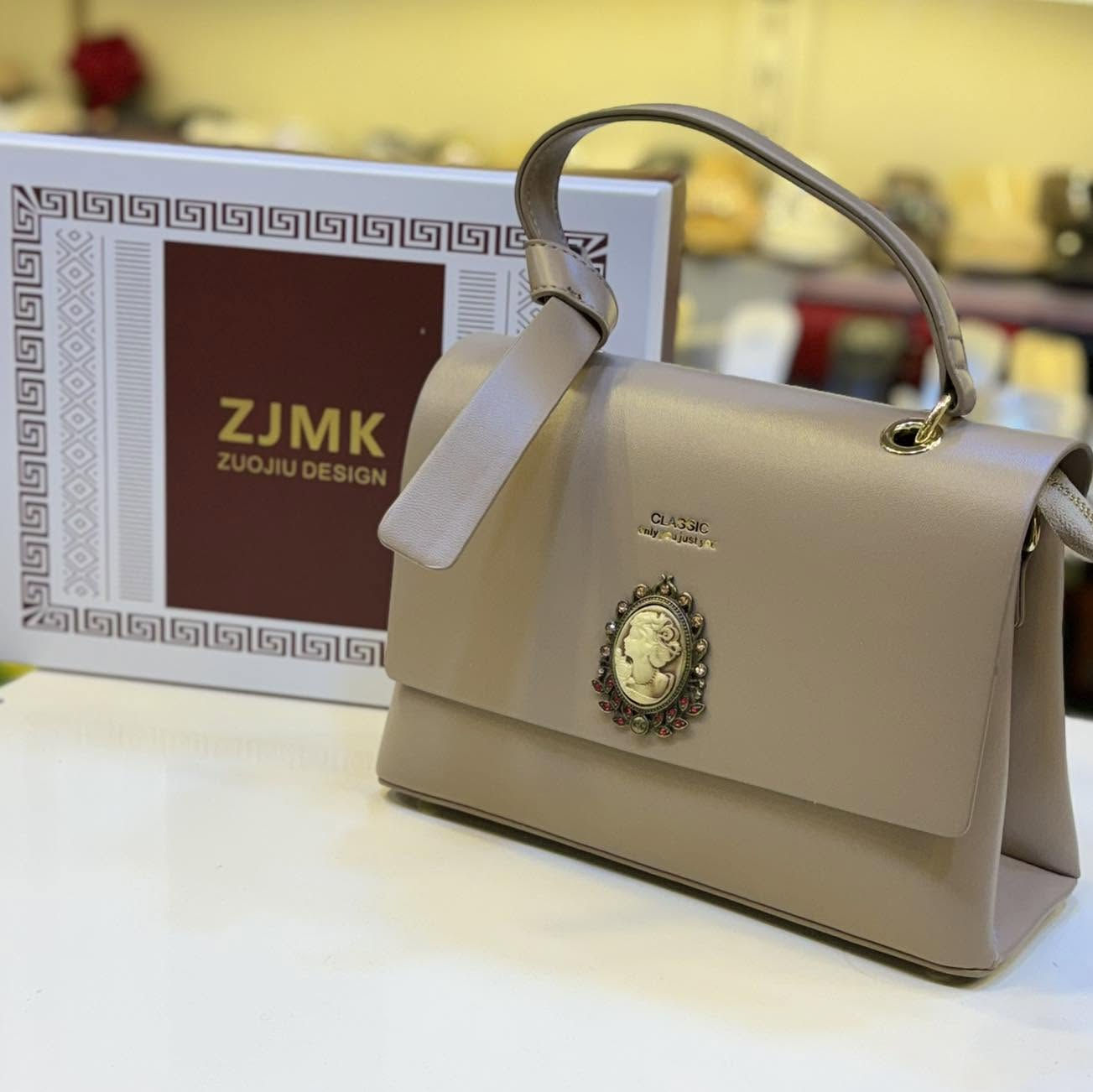 واتساب *********** 
صفحتنا على الانستا 
‏https://www.instagram.com/khaled_bags_shoes?igsh=aHgzNnAyeDc0cGd1
السناب 
‏https://www.snapchat.com/add/khaledzahawe?share_id=GwP3kgwzTro&locale=ar-EG-u-nu-latn
التيك توك 
‏https://www.tiktok.com/@khaledzahawe?_t=8kEouIPTpO1&_r=1
