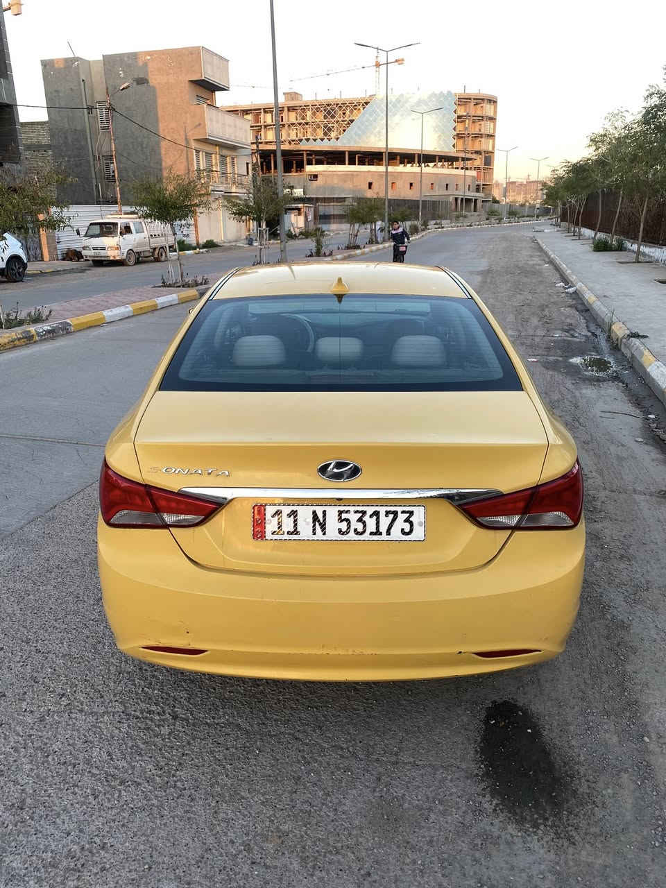السلام عليكم
‏HYUNDAI SONATA للبيع  
هيونداي سوناتا موديل 2013 
محرك 2400 GDI المحرك امبدل جديد هستوني شاده 
لا تنقيص ولا تبخير خير من الله 
كير 6 نمر ✈️
تبريد ثلج ❄️
السياره خير من الله مرتبه واحلى من الصور 
رقم بغداد الجديد 
🔴المواصفات ومواصفاتها معرفهه السوناتا  
كرسي كهربائي 
تدفئه الكراسي 
شاشه 
كامره خلفيه
مانع انزلاق 
🔊سماعات عدد 8 معه دمام ابلادي 
ويل 16 أنج عدد 5 
لد خلفي 
وبعد بيها مواصفات خير من الله 
بجم كبس بيهه ايرباك البرده طاك والستيرن
السياره وارد امريكي (حادث السياره بأمريكا باب السائق والجاملغ الامامي وبلعراق جاملغ الامامي عكس السائق وباب الراكب ) صور الحادث مرفقه في المنشور
السياره ماشيه 150الف
📍الموقع بغداد الحريه 
السعر 98وبيها مجال للشراي 
الاستفسار اكثر ***********
