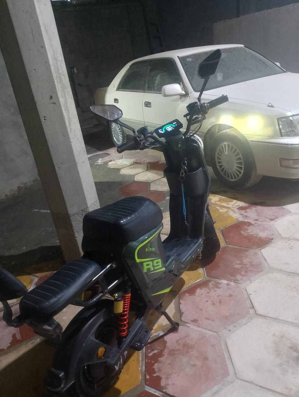 السلام عليكم دراجه ار9البيع كلشي شغال كامله كلش تواير جوبلس 2توه مبدلهن بطاريات  جدد الدراجه تشغيل عن بعد بصمه وسويج بطاريات 32امبير جدد مكاني البصره الزبير السعر 450وبيها لشراي بيع مستعجل رقمي ***********
