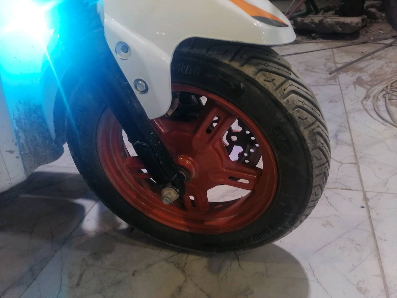 
دراجة شحن X900 خمس بطاريات مفولة

موديل 2025 ✅
كلشي بيها شغال

بطارية فول شرط تنفحص كدامك
دراجة بيها هواي مواصفات 👇

نظام R ✅
اشاير ✅
ضوه عالي وناصي ✅
ضوه الوان ✅
دبلات ✅
دسكات رياضيه ✅
شاشة شغال ✅
حاملة جهاز هديه ✅
سلة هديه ✅
مرايات هدية ✅
 السعر 450 

***********
ارد عل تعليقات همين