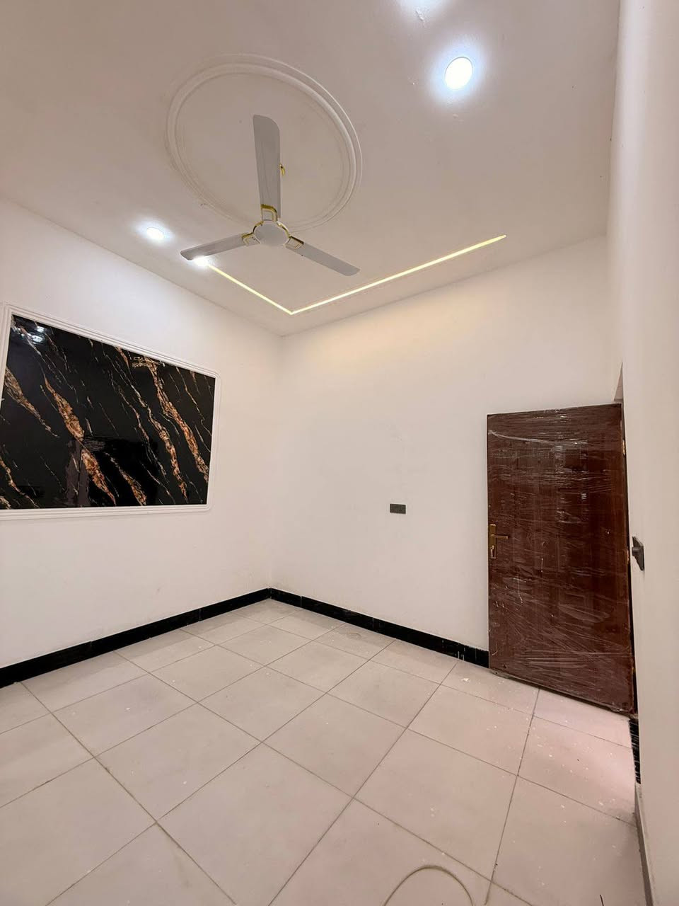 سلام عليكم وسعد الله أوقاتكم 👋⁉️

دار سكن للبيع ⛪️ بسعر بلاااش 

المساحه 130 متر  بناء حديث بعده بل جيس

يحتوي البيت على غرفتين نوم 
و ديوان 
و صاله 
و مطبخ 
و صحيات داخلي و خارجي و كراج سياره 
بيت كلش مرتب 

كافه الخدمات متوفره 

طابو صرف زراعي بأسم عراقي سند ٢٥ راعي لارض ساكن نفس المنطقه 

العنوان ببو الخصيب قرب المحكمه الجديده يبعد عن المحكمه مسافه قليله 
ثالث بيت عن تبليط 

سعر 75 مليون و بي مجال 
للاستفسار***********
