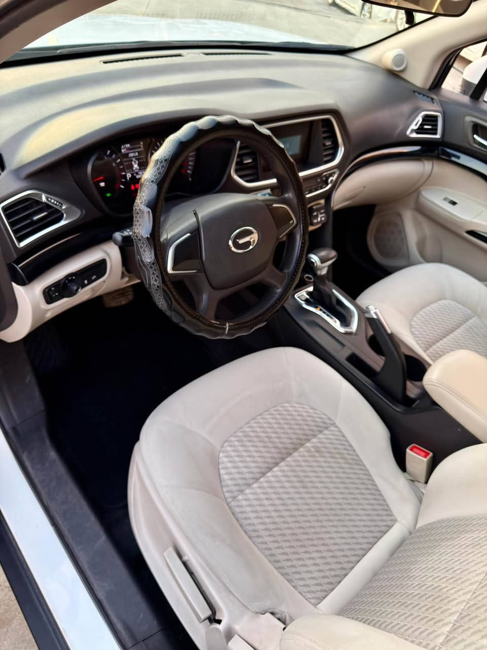 جاک GAC - مۆدیل 2019 
مەکینە ٢٠ تۆڕبۆ - ناو سپی 
🔹------------------
داعمی بۆ داعمی بەشەرت 
بێ بۆیاخ بێ سارد بێ تەرزە 
بێ گۆڕاو بێ کراوە سەیارەکە نمونەلەجوانی هیچی پێوەنیە 
------------------🔹
مواسەفات ( ناوسپی - لید - عاسە - ئاوێنەکارەبای - تەبرید مەرکەزی - جام هیتەر - سێ مۆدی لێخوڕین . ئیکۆ . نۆرماڵ . سپۆڕت . گێڕ تۆماتیک و عادی 
------------------------🔹
گێڕ و مەکینە و کارەبای بەشەرت 
  ٨٥ هەزار کیلۆمەتر ڕۆشتووە 
------------------🔹
تەعویل و غرامە و وەکالەت بەشەرت 
سەنەوی تازەیە تا ٢٠٣١
    سعر ٩٧$
شوێن : سلێمانی 🌅
رەقم مۆبایل / *********** السليمانية, العراق
