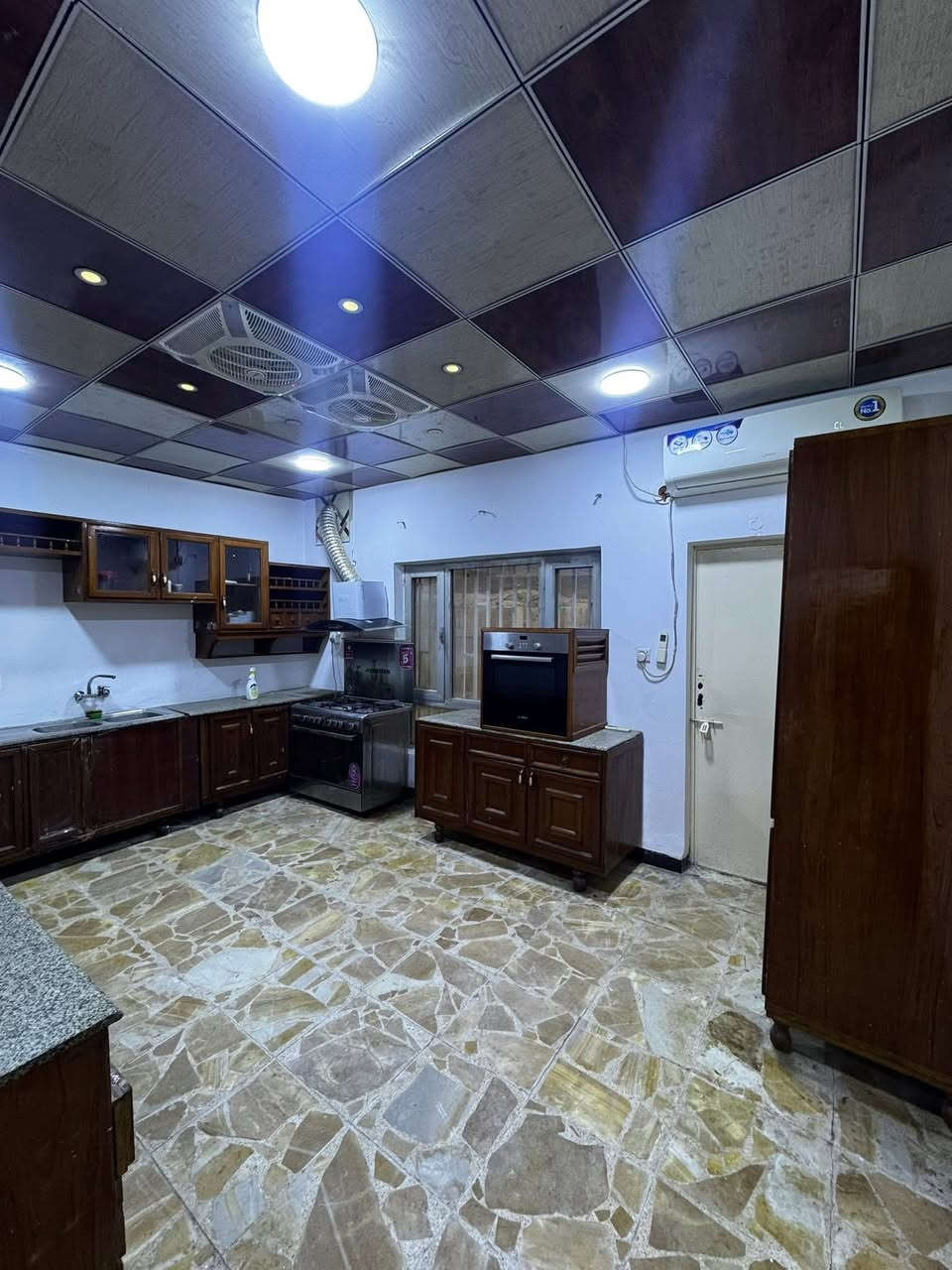 🏡  لـلايـجـار دور فـي الـكـرادة 

📍الـعـنـوان : الكرادة داخل قرب شارع العطار

▪️الـمـسـاحـة الـعـقـار الـواحـد : - 100 متر 

يحتوي كل عقار على 3 غرف وصالة و صحيات و كراج و مخزن 
 
للاستفسار والاتصال
***********
نستقبل كافة العروض السكنية والتجارية
