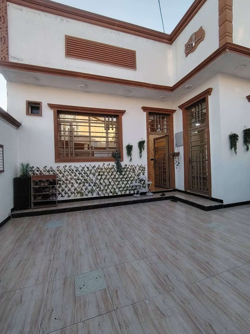 ​🏡 بيت للبيع في البصرة - أبي الخصيب 🏡
🏷️ فرصة مميزة للسكن أو الاستثمار في كوت الحمداني!
​📐 تفاصيل العقار:
 :: للاستفسار:***********
​المساحة: 200 متر مربع.
​نوع الملك: صرف زراعي عراقي (نموذج 25) 📄✨.
​🏛️ يحتوي المنزل على:
​🚗 كراج سيارة واسع.
​🌳 حديقة خارجية للملتقى العائلي.
​🛋️ استقبال ضيوف فخمة.
​📺 صالة داخلية واسعة.
​🍳 مطبخ بتصميم مريح.
​🛏️ غرفتين منام (نوم) مريحيتين.
​🚿 صحيات داخلية + صحيات خارجية 🚽.
​🪜 مصعد درج مجهز بالكامل.
​☀️ مناور عدد (2) لإضاءة وتهوية طبيعية ممتازة.
​📍 العنوان والموقع:
​🗺️ البصرة - قضاء أبي الخصيب - منطقة كوت الحمداني.
​💰 السعر:
​💵 118 مليون دينار عراقي (قابل للتفاوض طبعاً) 🤝.
​📞 للاستفسار والتواصل المباشر:
​📱 يرجى الاتصال على الرقم: ***********
​💬 أو مراسلتنا مباشرة عبر الواتساب على نفس الرقم.
