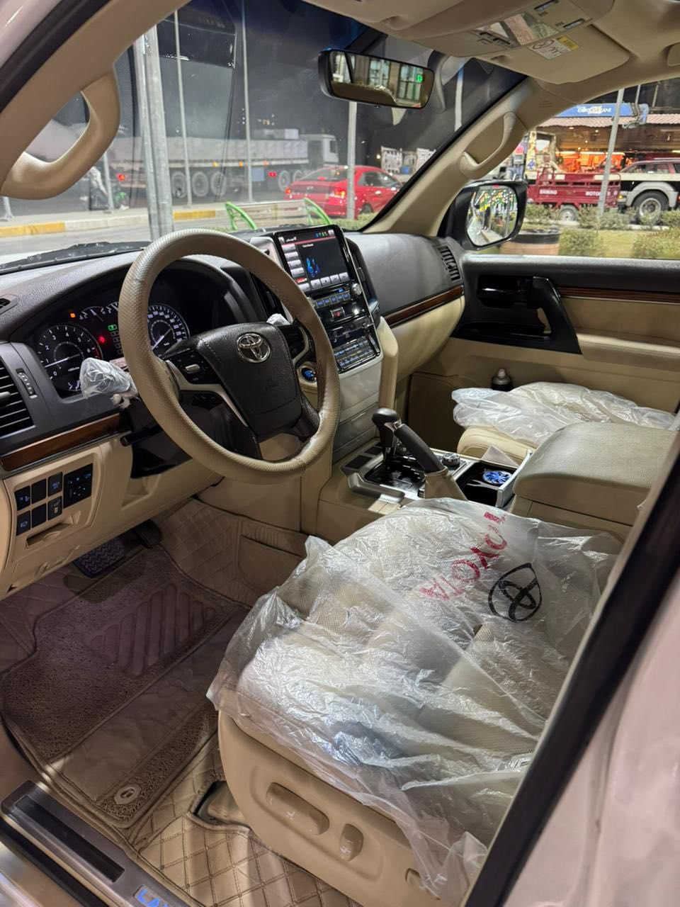 السلام عليكم لاندكروز 2017 فطيم اصل مكفوله ✅
فقط بارد بسيط بالباب وره الصدر وممبين السياره 
جديده جدا 8 ايرباك دبل كرسي كهرباء 5كامرات 
سلايد روف 3شاشات دبل ماوس مكينه 8سلندر 
حجم 4.6 تخم تاير جديد ترايها جديد وناعم 
ماشيه 90 الف حقيقي السياره بالحقيقه احلى
من الصور رقم سليمانيه تحويل مباشر اخوان 
السعر 485وبيه  مجال للمشتري مكان السياره  
بغداد كريعات اي استفسار ***********
