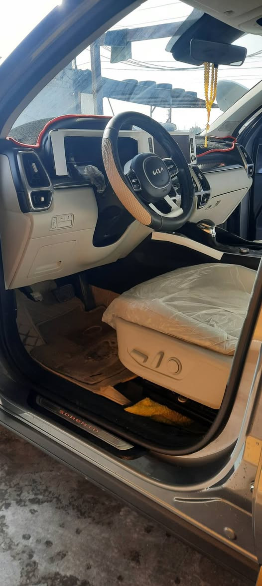 السلام عليكم سورنتو٢٠٢٣ امريكي انا مستورده بيه بس دعاميه وبنيد بدون صور الحادث موجوده دواخل سياره فول مواصفات مكينه2500 تنفس طبيعي ماشيه 52500 رقم بغداد بسمي السعر 260$ ورقه وبيه مجال العنوان السياره بالشطره *********** وانا خادم
