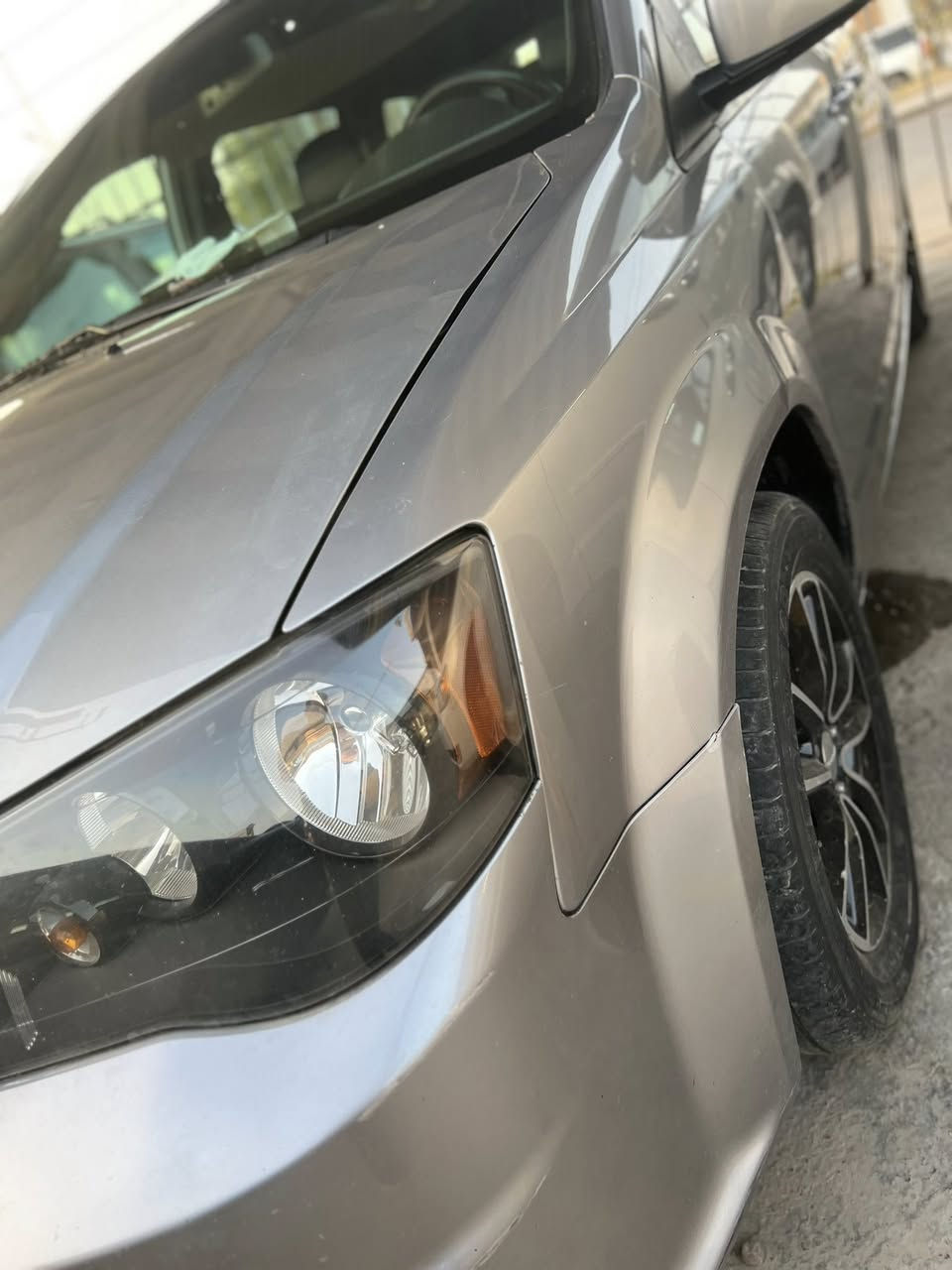 السلام عليكم … 🙋🏻‍♂️
سيارة دوج كرڤان  ٧ راكب للبيع .🚙
موديل /٢٠١٩ جي تي 
لون/سلڤر 🩶
ماشية / ٩٨ 
مواصفات فول تحكم ستيرن -
ابواب كهرباء  -
كشنات  جلد -
شاشة بلوتوث  - 
داخل لون اسود جلد منفصل 🎛️
- تبريد ٣قطع- تدفئة -
مكينة كير خير من الله بلادي- 🕹️
تشغيل عن بعد -
صبغ فقط صفحة يسار من خارج 
بدون لغود - بدون دواخل - بدون شواصي -
موجود سونار للسيارة بدي كار.
يوجد فيديو تصوير كامل للسيارة .🎥
سيارة نظيفة جدا داخل وخارج 🎞️
رقم بغداد دولي تحويل ثاني يوم .
مكان سيارة بغداد الكرخ .🇮🇶
السعر 175 💵
الاتصال والاستفسار على الرقم …
📞***********
