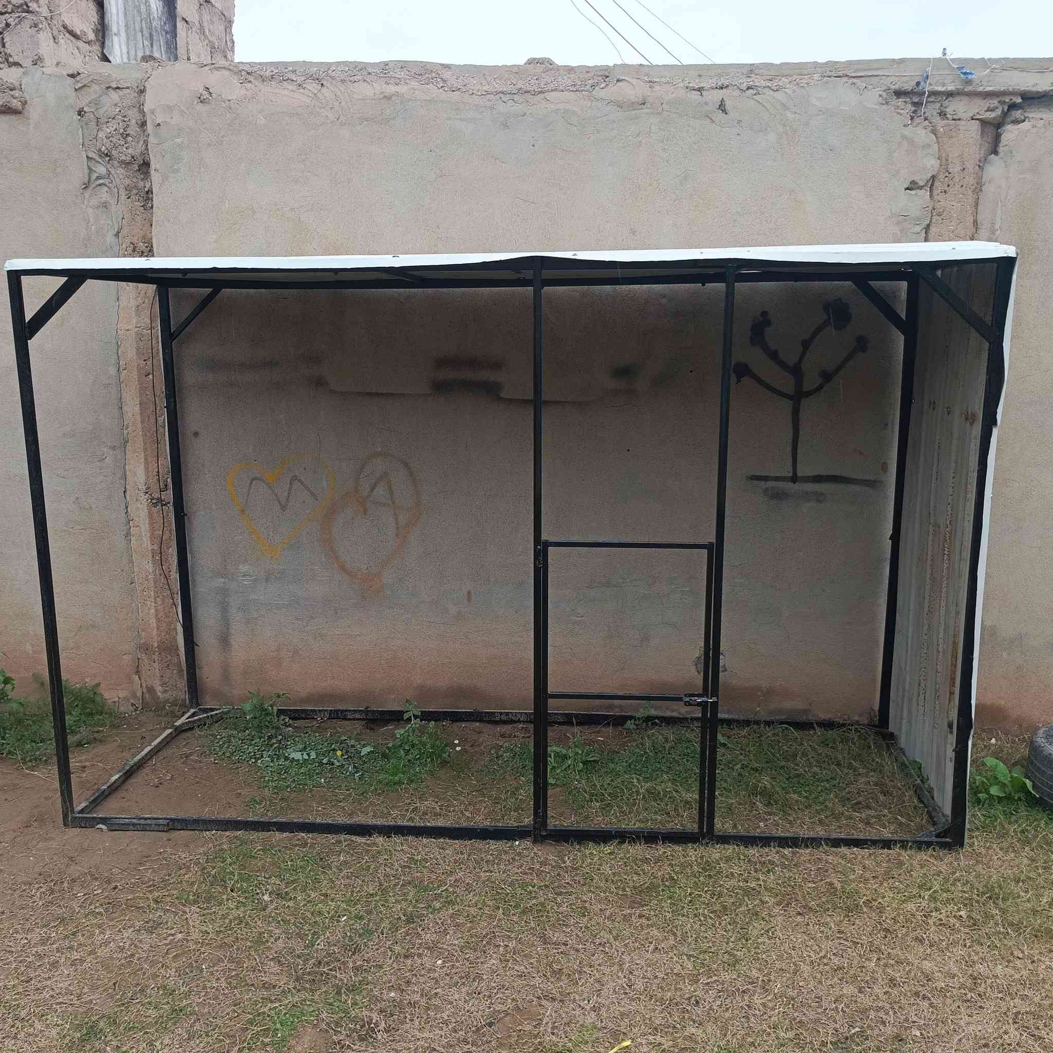 السلام عليكم قفص لل بيع بدون سيم حديد ثقيل الجنكو اصلي الرتفاع2متر الطول3مترالغمج1متر مكاني كياره اتصل ‏‪***********‬‏

