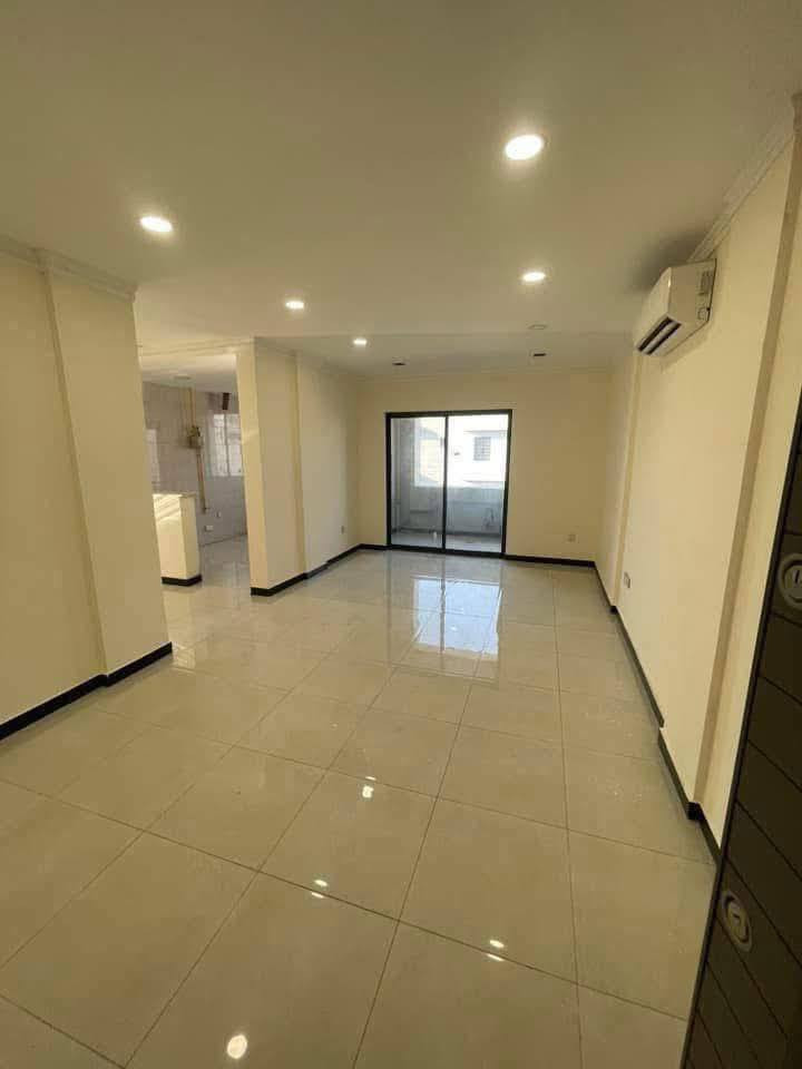 شقه للبيع نقد (كاش) 
(طابق الثاني )  . وجبة الاولى
في( مجمع الزهراء السكني)  
مقابل معسكر الرشيد
 
المساحة   الشقة 160م المساحه الكلية
وسطيه.
تحتوي ..
صالة .+ مطبخ + صحيات عدد 2 +
3 غرف نوم  (واحدة  نظام سويت ) + بالكون  
تبريد مركزي  ( 5 قطع ).. نظام كامرات مركزي
 
 مصعد كهربائي ( الطابق فقط ٤ شقق) 
* مجمع قرب الكراده ٤ دقائق
* مول خاص للمجمع 5 طوابق 
* سكيورتي داخل المجمع على مدار 24ساعة 
الاتصال
 واتس ساب whatssp

***********
