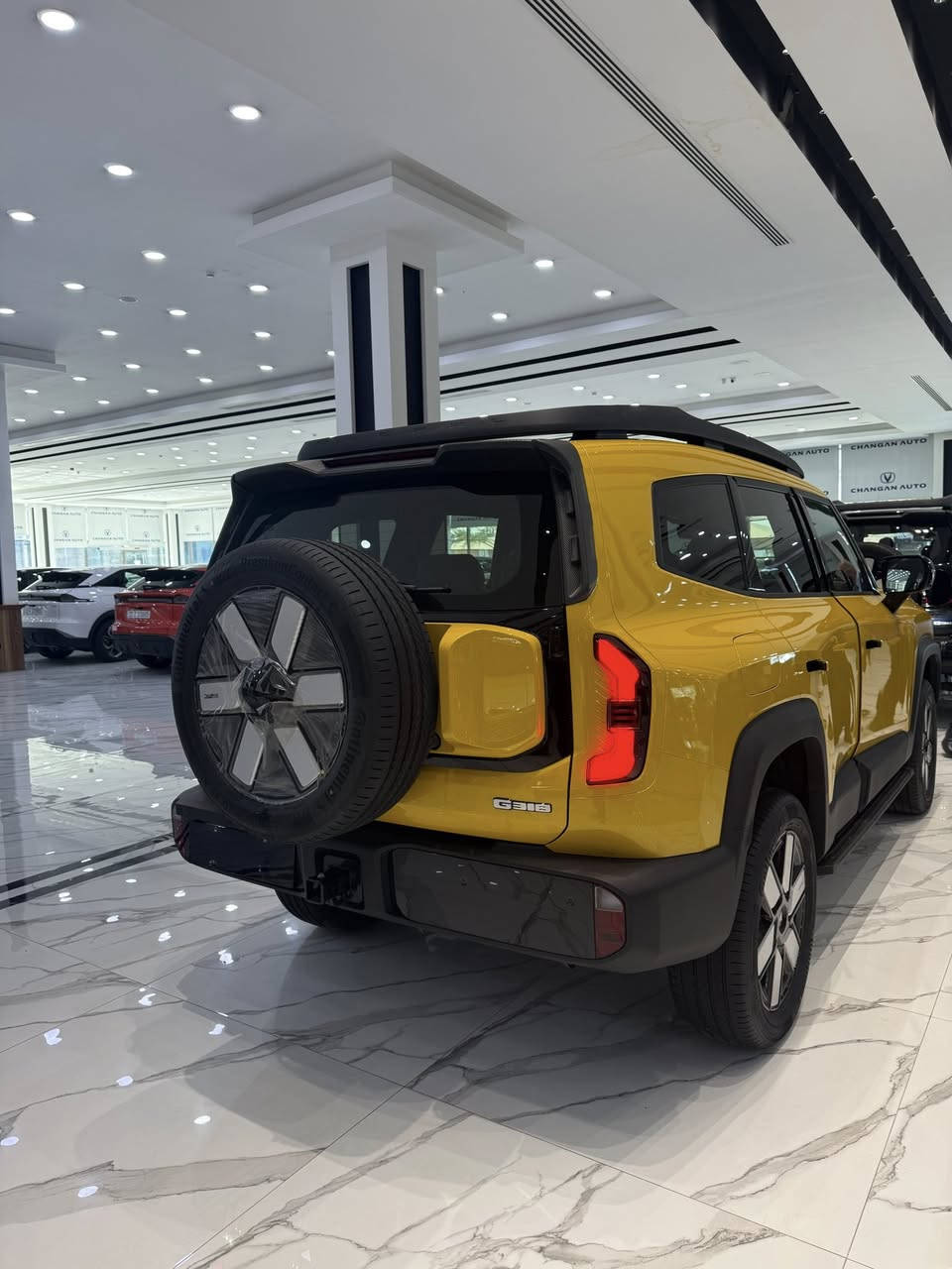 إليك مواصفات سيارة شانجان ديبال G318 (Changan Deepal G318) بشكل واضح ومفصل — وهي SUV هجينة بنظام تمديد المدى (EREV) تجمع بين المحرك البنزين والمحركات الكهربائية لتوفير أداء قوي ومدى طويل:  ￼

⸻

🚙 المواصفات العامة

النوع: SUV – كروس أوفر متوسطة/كبيرة
السنة: 2024/2025
عدد الأبواب: 5
عدد المقاعد: 5 (يوجد أيضاً نسخة 6 مقاعد حسب السوق)  ￼
نظام القيادة: دفع خلفي أو دفع رباعي (حسب الفئة)  ￼
ناقل الحركة: أوتوماتيك (EV single speed)  ￼

⸻

🔋 المحرك ونظام الدفع

⚡ نظام EREV (مدى ممتد)
 • محرك بنزين: 1.5 لتر تيربو يعمل كموسع مدى (لا ينقل عزم للعجلات مباشرة)  ￼
 • محركات كهربائية:
 • نسخة RWD (خلفي): محرك كهربائي 185 كW (~252 حصان)  ￼
 • نسخة AWD (رباعي): محركان كهربائيان (185 كW + 131 كW) بإجمالي ~316 كW (~430 حصان) و 572 نيوتن·م عزم دوران  ￼

أداء:
 • التسارع 0-100 كم/س ~6.3 ثانية (للفئة القوية)  ￼
 • السرعة القصوى ~185 كم/س  ￼

نظام البطارية:
 • بطارية LiFePO₄ بسعات متعددة (مثل 35.07 kWh)  ￼
 • المدى الكهربائي النقي: حوالي 138-184 كم (حسب دورة الاختبار WLTC/CLTC)  ￼
 • المدى الإجمالي: قد يصل لنحو 1000–1390 كم بفضل محرك البنزين كموسع مدى  ￼

استهلاك الوقود (هجيني): حوالي 1.3-1.7 لتر/100 كم (وفقًا لطراز وتكوين الفئة)  ￼⸻

📏 الأبعاد
 • الطول: ~5010 مم
 • العرض: ~1985 مم
 • الارتفاع: ~1895-1960 مم (بوجود السقف/المستلزمات)
 • قاعدة العجلات: ~2880 مم
 • خلوص الأرضي: ~240-278 مم (حسب النظام والتعليق)  ￼⸻

🛞 التعليق والعجلات
 • تعليق أمامي ذراع مزدوج وخلفي متعدد الوصلات  ￼
 • اختياري: تعليق هوائي مع نظام CDC للتخميد المتكيف (بعض الفئات)  ￼
 • عجلات 18″ أو 20″ حسب النسخة  ￼⸻

🧰 السلامة ومساعدة السائق
 • أنظمة ADAS مستوى 2: مثل AEB فرامل طارئة، مساعد الحفاظ على الحارة، تثبيت سرعة تكيفي، كشف النقطة العمياء، كاميرا 360°  ￼
 • أكياس هوائية متعددة، ESP، ABS + EBD
 • نظام التحكم في النزول (HDC)، وضعيات للطرق الوعرة (مثل التراب/الثلج/الرمال)  ⸻

🛋️ الراحة والتجهيزات
 • شاشة وسطية 14.6″ + لوحة عدادات 10.25″  ￼
 • مقاعد أمامية مدفأة/مبردة + تدليك
 • شاحن لاسلكي 50 W
 • مفتاح ذكي (Bluetooth/NFC)، تحكم 
صوتي، 360° كاميرات 

للاستفسار اكثر الاتصال ***********
