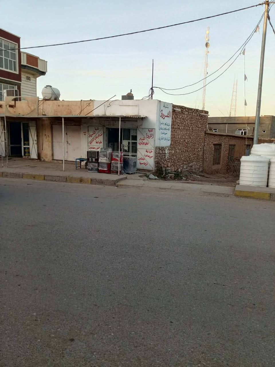 دار سكن للبيع في الحقلانية موقع تجاري 
المساحة الكليه 338 م
محلات عدد2 مع دار مساحة المحلات 48متر 
المحتويات:
4 غرف
و ديوان 
و مطبخ 
وصحيات 
بناء شيمان 
السعر /100 مليون وقابل لتفاوض 
عنوان المكتب
الانبار/حديثة/حي العسكري/مقابل أسواق علي نصيف قرب دائرة شبكات حديثة 
للاستفسار الاتصال ع الرقم ***********
