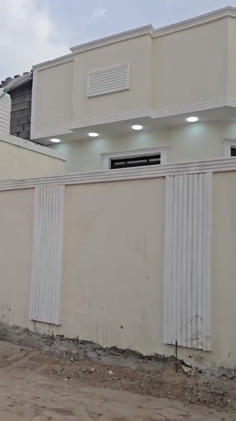 تفاصيل داخل الفيديو إلا ستفسار رقم الهاتف *********** يتوفر الدينا بيت للبيع في ابي الخصيب حمدان قريب من شارع الرئيسي السايدين الفوك وقريب من شارع مركز حمدان طابو زراعي عراقي سند 25وكله ونسخه من طابو مباشر تكاتب معا ابو طابو عراقي موجود مساحة البيت 200م يحتوي على 2غرف منام وصاله اوديوان اومبطخ اوكراج وحديقة بيت بناء جديد شغل دراجة أولى جميع الخدمات منطقة متكاملة السعر البيت 97مليون أو وقابل اللتفاوض مكان كلش حلوة بيت جاهز للسكن قير مسكون تسليم مفتاح ***********

