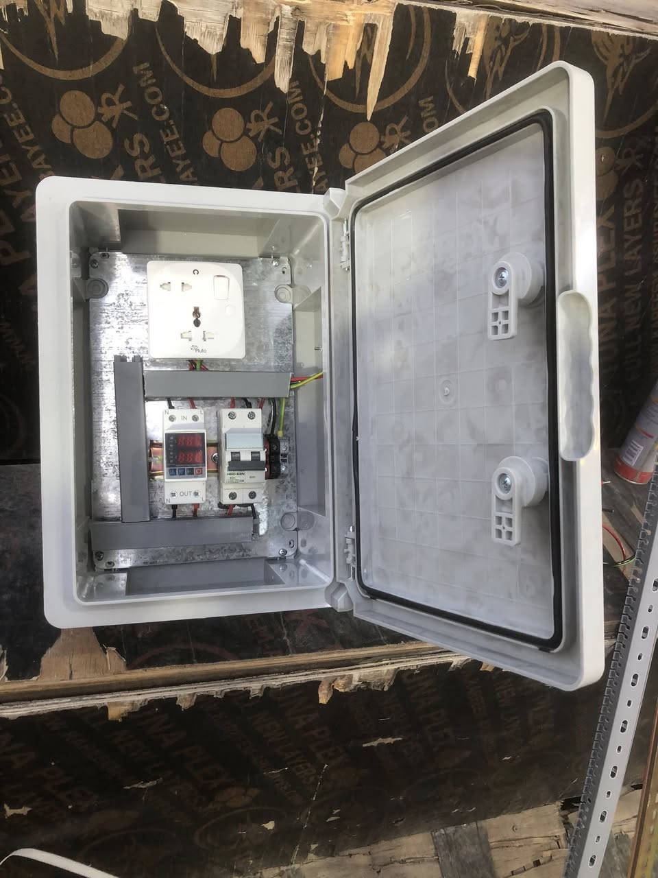 السلام عليكم
للبيع بورد حماية +سويج شحن خاص للسيارة الشحن وتر بروف
 والشغل مثل ما موضح امامكم 
مكاني بغداد العامرية 
***********
