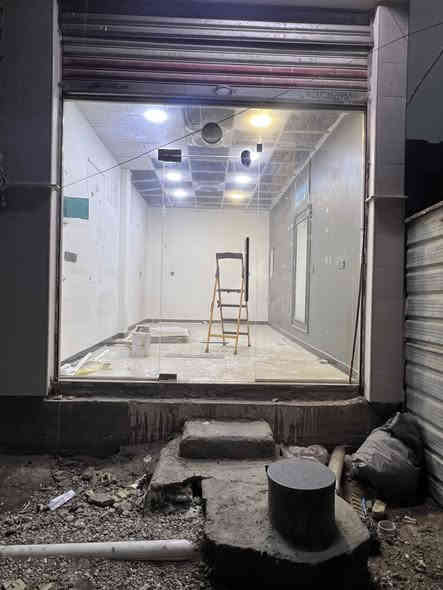 جام خانه للبيع.                                                                                العنوان بغداد العبيدي 
رقم الهاتف ***********
الارتفاع : 260 سم 
العرض : 285 سم 
السعر 300 وبيها مجال 
النظافه 100‎%‎
