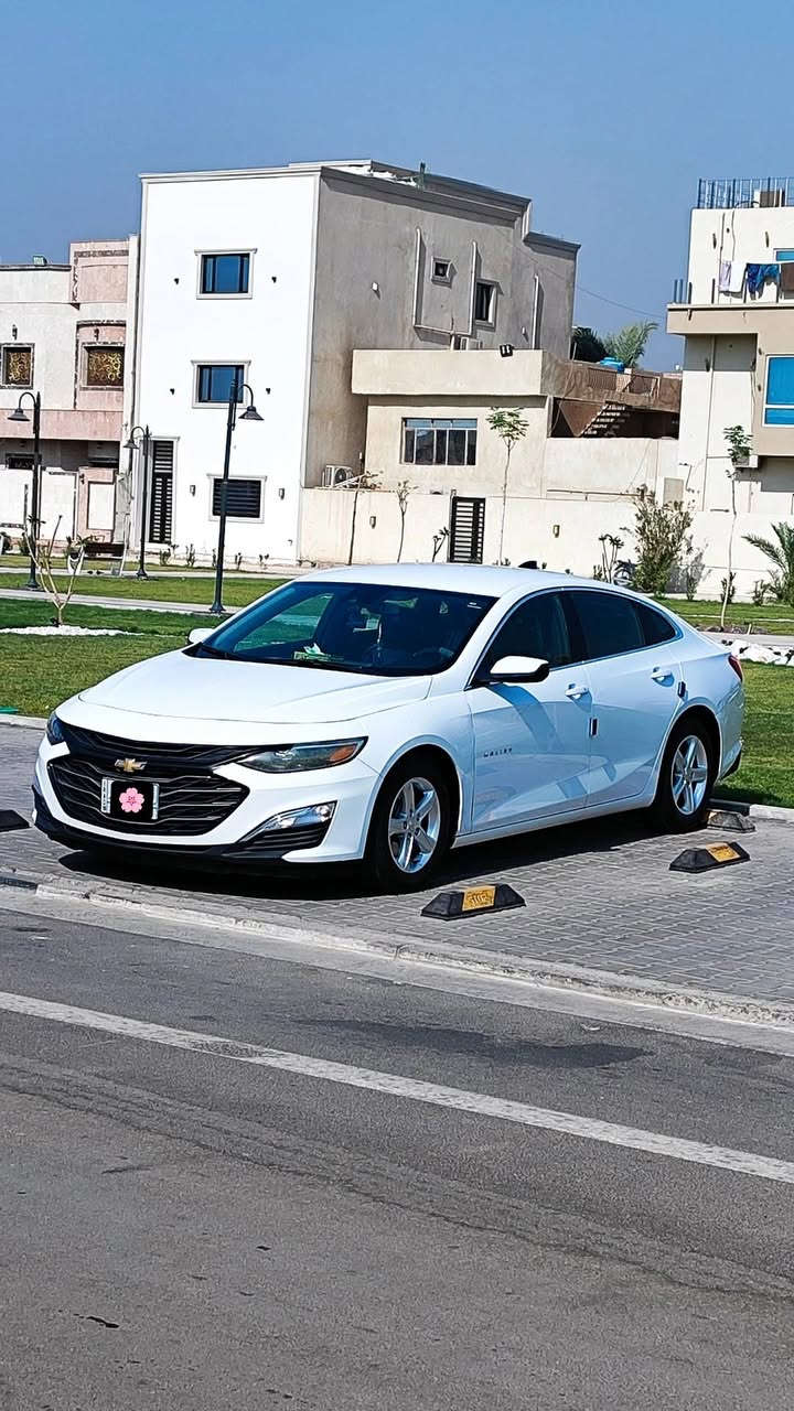 السلام عليكم
ماليبو موديل 2021 رقم بصرة حرة وبأسمي
 مشروع وطني حادث بسيط فقط البنيد ومبدل اصلي 
السيارة ماشية 98 الف كيلو متر استخدام شخصي 
من الدوام للبيت كلش نظيفة مداريها ومرتبها على أيدي بانزين كله محسن الدهن ام اس أويل الوكالة 
الاطارات تخم كامل جديد ... تبريد ثلج ما شاء الله 
الإطار السبير جديد ولا مره شاده 
محرك 1500 تيربو 

ابرز المواصفات :-

أبل كار بلي
اندرويد أوتو
تنبيه اصطدام أمامي
تنبيه النقطة العمياء
تحديد مسار
قيادة ذاتية 
بلوتوث
اوكس
حساسات ضغط الاطارات
رادار
شاشة لمس وتطبيقات 
قفل الابواب تلقائي وبالمدة المحددة
كاميرا خلفية
حساسات خلفية
مانع انزلاق
مثبت سرعة كروس 
منظومة زينون اصلي ثلجي
مخرج شاحن تايب سي
كشن السائق كهربائي
وبعد بيها هواي مواصفات 

السيارة كفالة مكينة وكير وحدادية والبدي فقط 
حادث أمريكا البنيد ومبدل اصلي + بارد بسيط وصور الحادث موجودة بالمنشور ... السنوية تنتهي 2028
شرط التحويل واتكفل بجميع الاصوليات
السعر 123 وبيها مجال

رقم الهاتف ***********
مكاني البصرة _ الكندي قرب السوق
