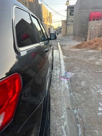 سياره جيب شيروكي.  3600    مديل 12 رقم واسط السياره موجوده بغداد مدينه...