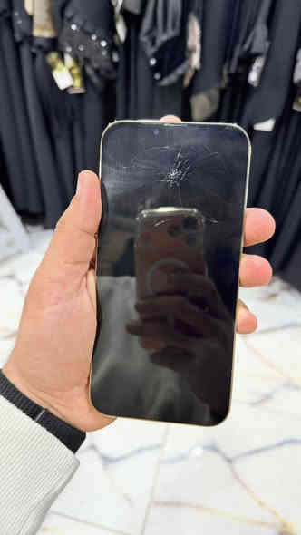 إيفون 13برو ماكس مبدل ضهر اصلي بطاريه 72ذاكره 512 الشاشه مضربه بس ما ماثره على المس ابد الجهاز نضيف المراسله ع الخاص او الاتصال على الرقم ***********
