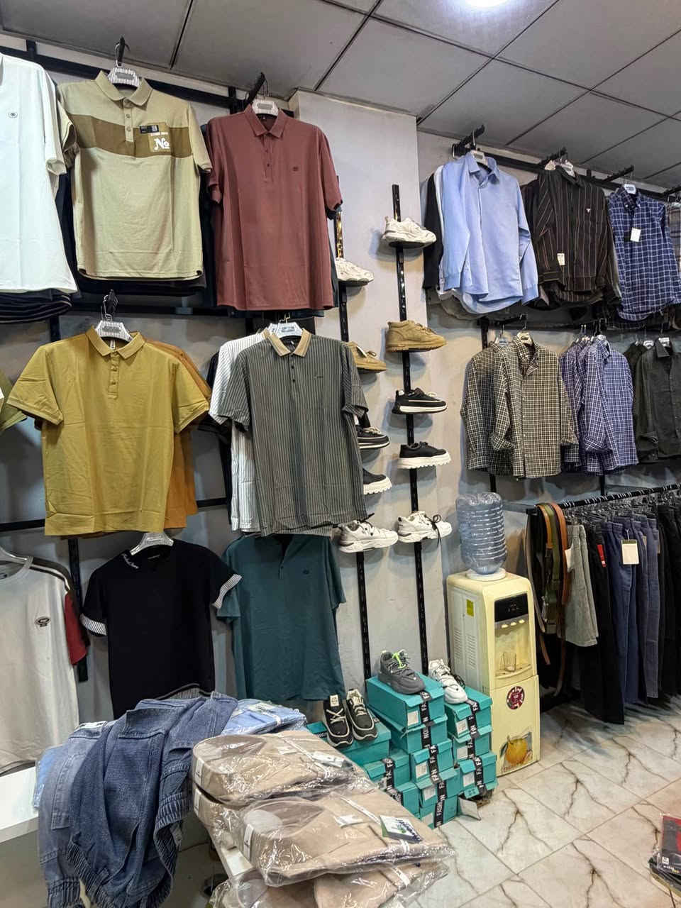 اللهم صل على محمد وال محمد
محل ملابس رجالي مرتب للبيع
الله شاهد عليه المحل شغال ودخله حلو
المحل يحتوي عله 

ملابس رجالي جديد مرتب شغله حلو
احذيه رجالي 
قماصل
بناطير 
بجايم
قمصان
بلوزات
ملابس داخليه
المحل كل شي بي اني مسوي
يعني جام خانات عدد2
ديكور محل خاص بيه
كهربائيات خاصه بيه
عماريه خاصه بيه
مبرده خاصه بيه
ماطور ماي خاص بيه
ملكانات عرض ملابس
ميز تفصال حديد تعليق ملابس
ميز كاشير
المحل معروض للبيع المحل شغال يحتاج شخص سبع يلزمه ويترحملي عله دخله والله يوفق الياخذه للاستفسار اكثر هاتف *********** كربلاء, العراق
