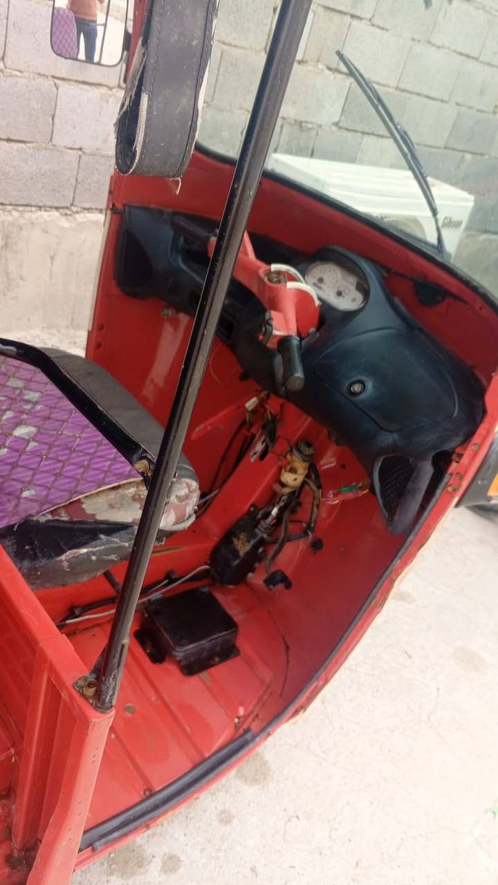 تكتك بياجو اوراق موديل ١٩ مجفته تجفيت شركه شرط مكينه ناعمه كهربائيات شغاله كلهه باتري جديد سلف جديد  جادرهه بس شوي تعبان وبيهه طخه بالصفحه امس طفت عندي شغلتهه بسيطه بس انا ماوديتهه للمصلح  اريد ابيعهه على وضعهه هيج سعرهه مليون ونص بيهه مجال قليل *********** مماني البصره
