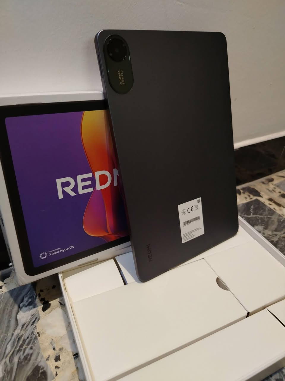جهاز لوحي Redmi Pad 2 من شاومي باللون الرمادي، يتميز بتصميم معدني أنيق.يحتوي على كاميرا خلفية بدقة 8 ميجابكسل وكاميرا أمامية بنفس الدقة.يعمل بمعالج MediaTek Helio G100-Ultra القوي وبطارية ضخمة بسعة 9000 مللي أمبير.
تاب ريدمي باد 2 الجديد بمواصفات عالية
ذاكرة 128 كيكا
ذاكرة العشوائية 4 كيكا
حجم الشاشة 11
90 هرتز
حجم البطارية 9000
السعر 175 وبي مجال 
مزود بشريحة اتصال ***********
