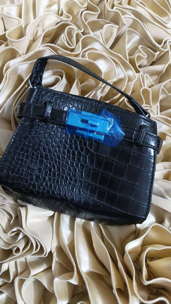 ​👜 فخامة وتفاصيل تميزچ.. جنط ماستر كوالتي بأعلى جودة! ✨
لأن أناقتچ تكتمل بلمسة مميزة، وفرنالچ تشكيلة جديدة من الحقائب النسائية بأعلى مواصفات

جودة تفوق الخيال خامات درجة أولى

تناسب كل الأذواق والمناسبات

للحجز والاستفسار خاص

​🚗  متوفر توصيل لجميع محافظات العراق

​#جنط_نسائيه #حقائب_ماستر #ماستر_كواليتي #أناقة_عراقية #حقائب_جلد #موديل_جديد #تسوق_اونلاين #بغداد_البصرة_الموصل #جنط_ماركة #فخامة


**إذا كنت صاحب هذا الإعلان وتريد حذفه لأي سبب، رجاءا أرسل رسالة إلى الدعم الفني**