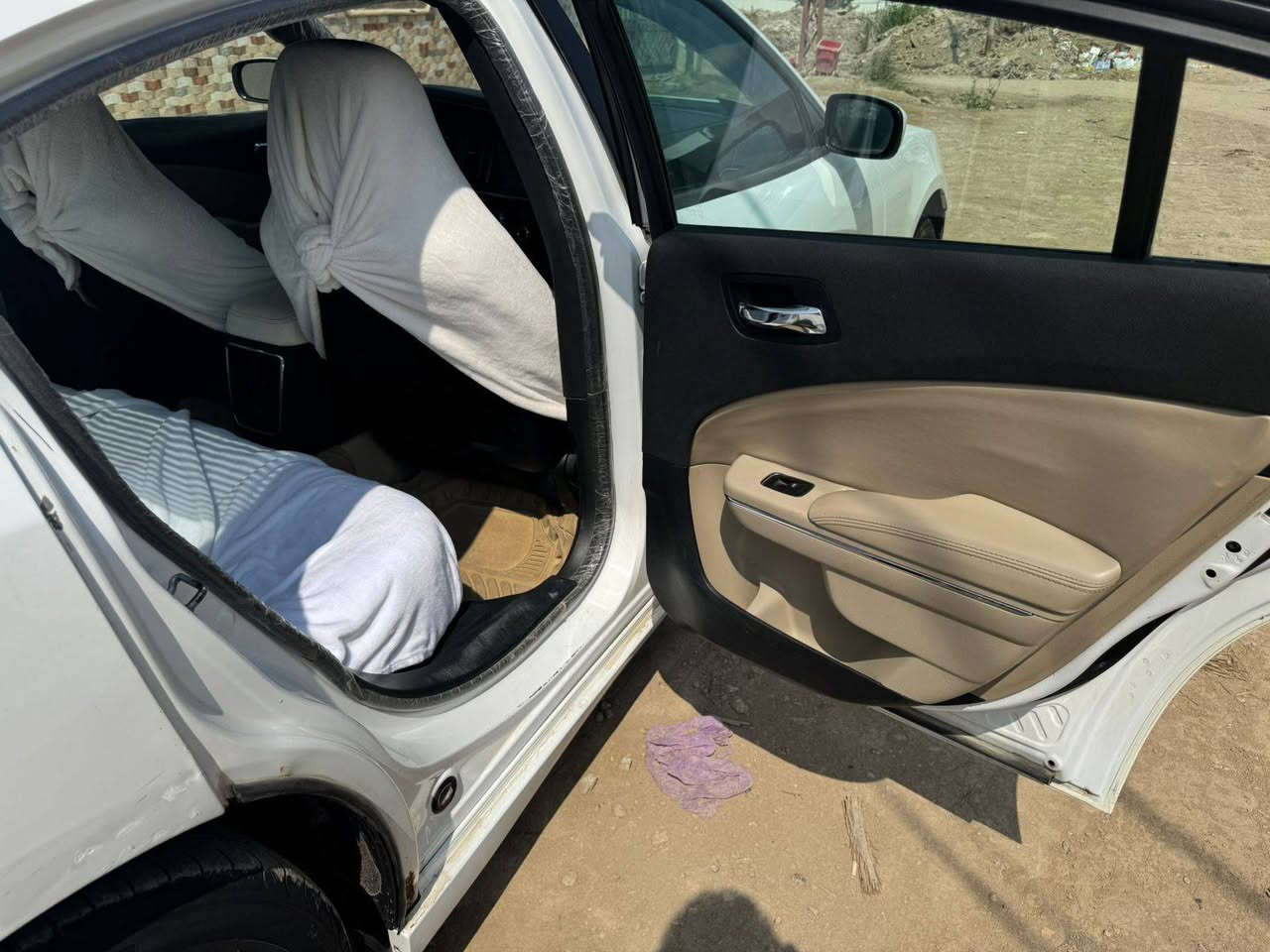 سلام عليكم ورمضان كريم ع الجميع
جارجر 2011 بيع فقط 
صور السونار بالمنشور 
السياره شاشه چبيره 
ويل خليجي
عداد 260
داخل عسلي 
السعر 147 
مكلف بالنشر للتواصل رقم راعيه
***********
مكاني ديوانية المركز
