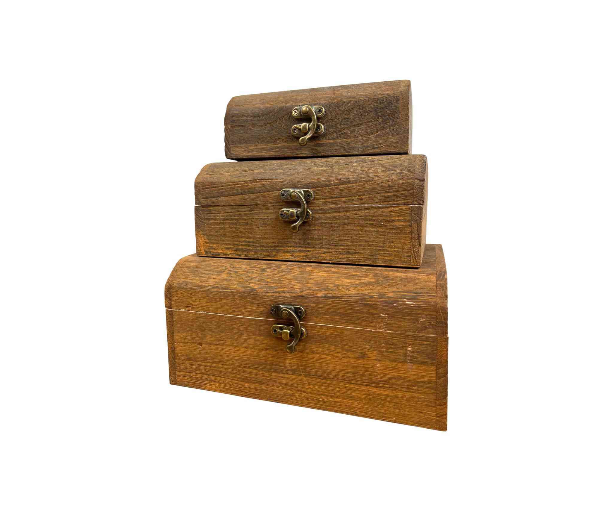 السعر 24الف دينار التوصيل 5 الاف
طقم صناديق حفظ خشبية (3 قطع بأحجام مختلفة)

الاستخدامات:

لتخزين الإكسسوارات والمجوهرات والمقتنيات الشخصية بطريقة أنيقة.

مثالية لحفظ المفاتيح، الصور التذكارية، أو العملات القديمة.

يمكن استخدامها كعنصر ديكور يضفي لمسة كلاسيكية على أي غرفة.

مناسبة كعلب تغليف للهدايا الفاخرة.

المميزات:

تصميم كلاسيكي أنيق من الخشب الطبيعي يمنح لمسة فنية للمكان.

إغلاق معدني متين بلون نحاسي عتيق يزيد من الطابع التراثي.

تشطيب خارجي ناعم ومتين مع حواف مصقولة.

صناديق متداخلة (توضع داخل بعضها لتسهيل التخزين).

خفيفة الوزن وسهلة الحمل مع مساحة داخلية مناسبة لحفظ الأدوات الصغيرة.

محتويات الصندوق:

3 صناديق خشبية بأحجام مختلفة:

- الكبير: طول 21 سم × عرض 17 سم × ارتفاع 10 سم
- الوسط: طول 18 سم × عرض 14 سم × ارتفاع 8 سم
- الصغير: طول 15 سم × عرض 11 سم × ارتفاع 6 سم

الملاحظات:

الألوان ونقشة الخشب قد تختلف قليلًا بين القطع بسبب الطبيعة الخشبية.

يُنصح بمسحها بقطعة قماش جافة للحفاظ على لمعان الخشب.

المنتج خالٍ من أي دهان أو طلاء كيميائي ضار. بغداد, العراق


**إذا كنت صاحب هذا الإعلان وتريد حذفه لأي سبب، رجاءا أرسل رسالة إلى الدعم الفني**
