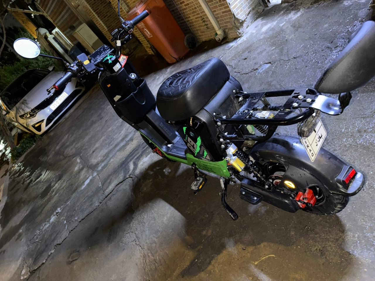 دراجه R9
نظافة 100%
شاشة 
بصمه+سويج 2
سماعات بلوتوث 
لايت زنون عادي ناصي 
تاير جبلي 
خمس بطاريات 
سرعته 55 الحقيقي 
تمشي تقريباً 40كيلو
اربع سرعات 
بك 
نقصه بس كشن خلفي وكع مني وسعره ٥ الاف  
السعر 420 الف
المكان نفق الشرطة
هـ:***********
