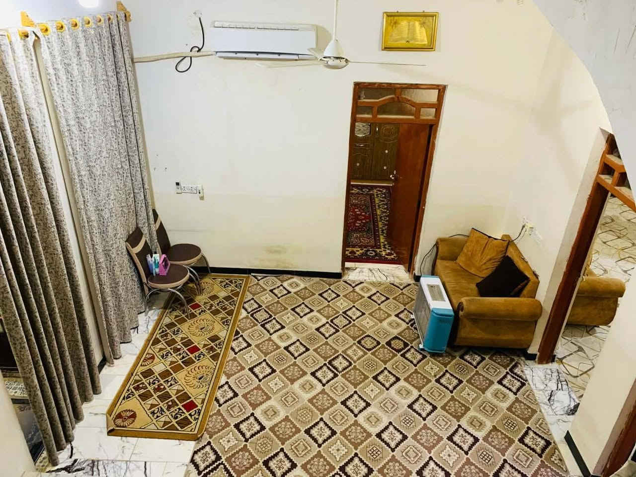 حي الشموع شارع القائمقاميه طابو صرف مساحه ١٤٠ مربعه بناء درجه اولئ تفاصيل بناء 👇🏼.
البناء طابقين 
طابق الاول / دوانيه مفتوحه ع هول صغير + مطبخ + غرفه + صاله + مجمع صحيات داخليه وخارجية بناء طابوق + السقف صب كونكريت 
الطابق الثاني / غرفتين + صاله بناء فرمستون + السقف اعكاده 
وبيت كله كامل وجاهز
للاستفسار ***********
