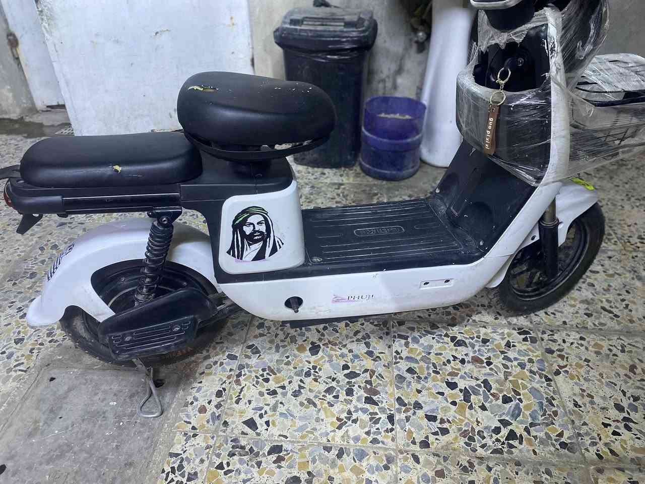 السلام عليكم دراجه شحن للبيع نضيفه.                     العنوان،بغداد،الغزالية.                الرقم،***********
