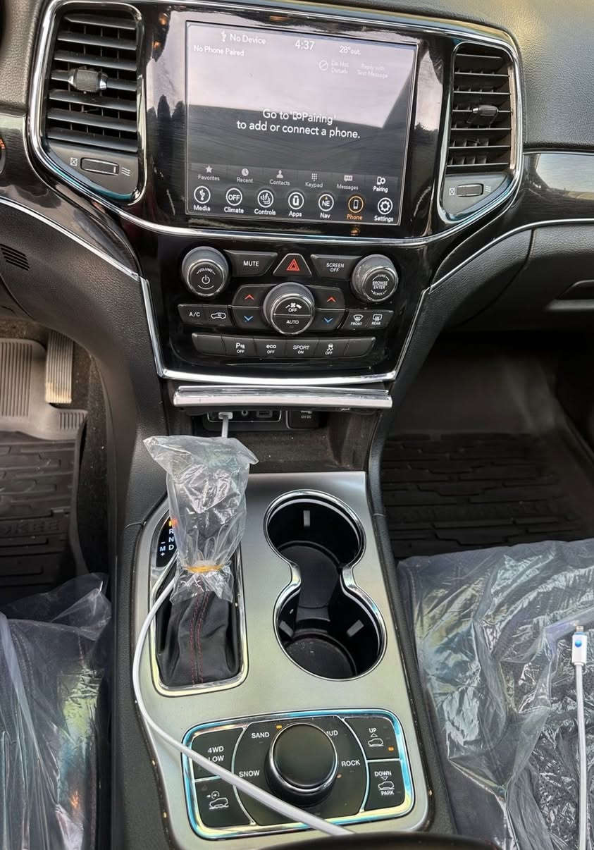 السلام عليكم 
جيب كراند شيروكي ترايل هوك 2020 لون سمنتي 
Jeep Grand Cherokee (Trailhawk) hemi 5.7
رقم اربيل بأسم شركة تريد تحويل تريد وكالة 
وارد كندي حادث جاملغ وبنيد بدون شاصي  وبيها بارد بالباب خلف السايق
 كير مكينة كفالة من كلشي 
فول عدا الرادار الامامي 
مكينة 8 سلندر 5.7
فتحة بنوراما 
جكات بلادي (چوبلس)
رادار خلفي 
رادار جانبي (نقطة عمياء)
كشنات جلد مطرز 
كشنات امامي تدفئة تبريد خلفي تدفئة 
كشنات كهربائية 
ستيرن كهربائي 
ستيرن تدفئة 
خزن وضعيات (ميموري)
مرئي قلاب 
مرايات شفط 
صندوك كهربائي 
5 وضعيات قيادة 
4 ويل /2 ويل 
وباقي مواصفات الترايل هوك معروفة 
ماشية 60 mi 
السعر 228  للبيع او مرواس حسب القناعة
0771174441
***********

