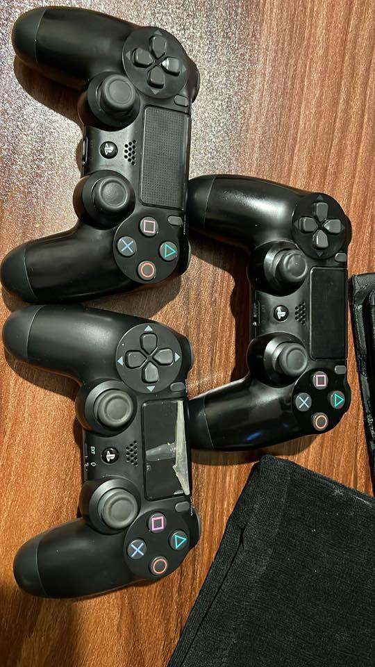 بلي 4 ويا الباكيت مالته ووايراته كلهن الاصليه شرط مامفتوح ولا مبدل بي شي سلم 500GB ويه گراند وFC24 وثلاث يدات وحده اللي بالباكيت و2 أصليات اخذت الوحده ب٥٠ دولار

وويا شاشه بلازما حجم ٣٢ للاستفسار ***********
