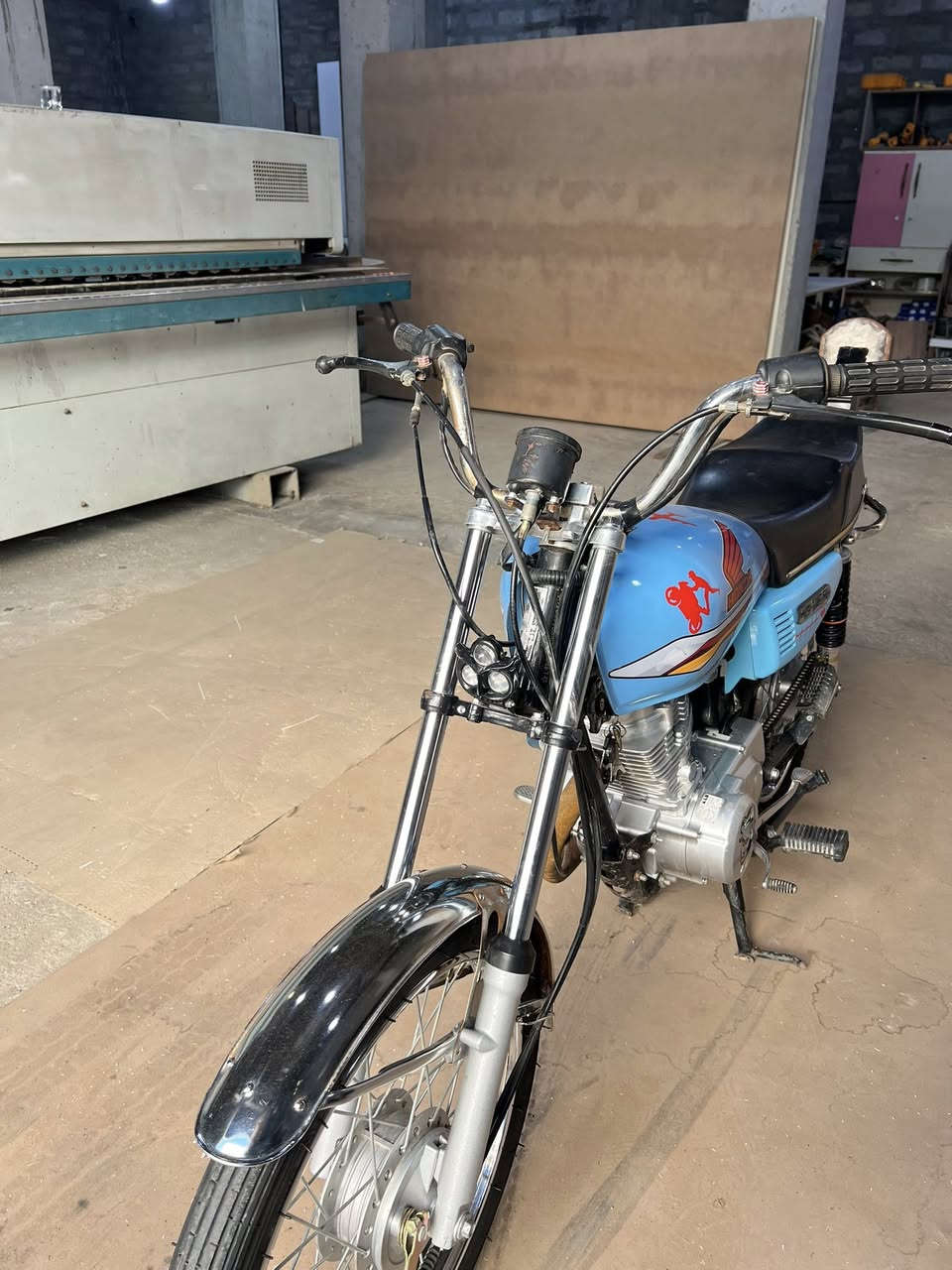 دراجه للبيع نامه تعمير 2024 محرك شرط كهربائيات ضفيره كامله لايت امامي خلفي فدرالي وياله شرط تيرات شرط دراجه جاهزه شغل واطلع وإذا مايعجبك الصالنصه ابدله ألك بواحد رياضي وصينيه مال زنجيل هم موجود  السعر 650 بي مجال عنوان كركوك حي الخضراء رقم مبايل ***********
