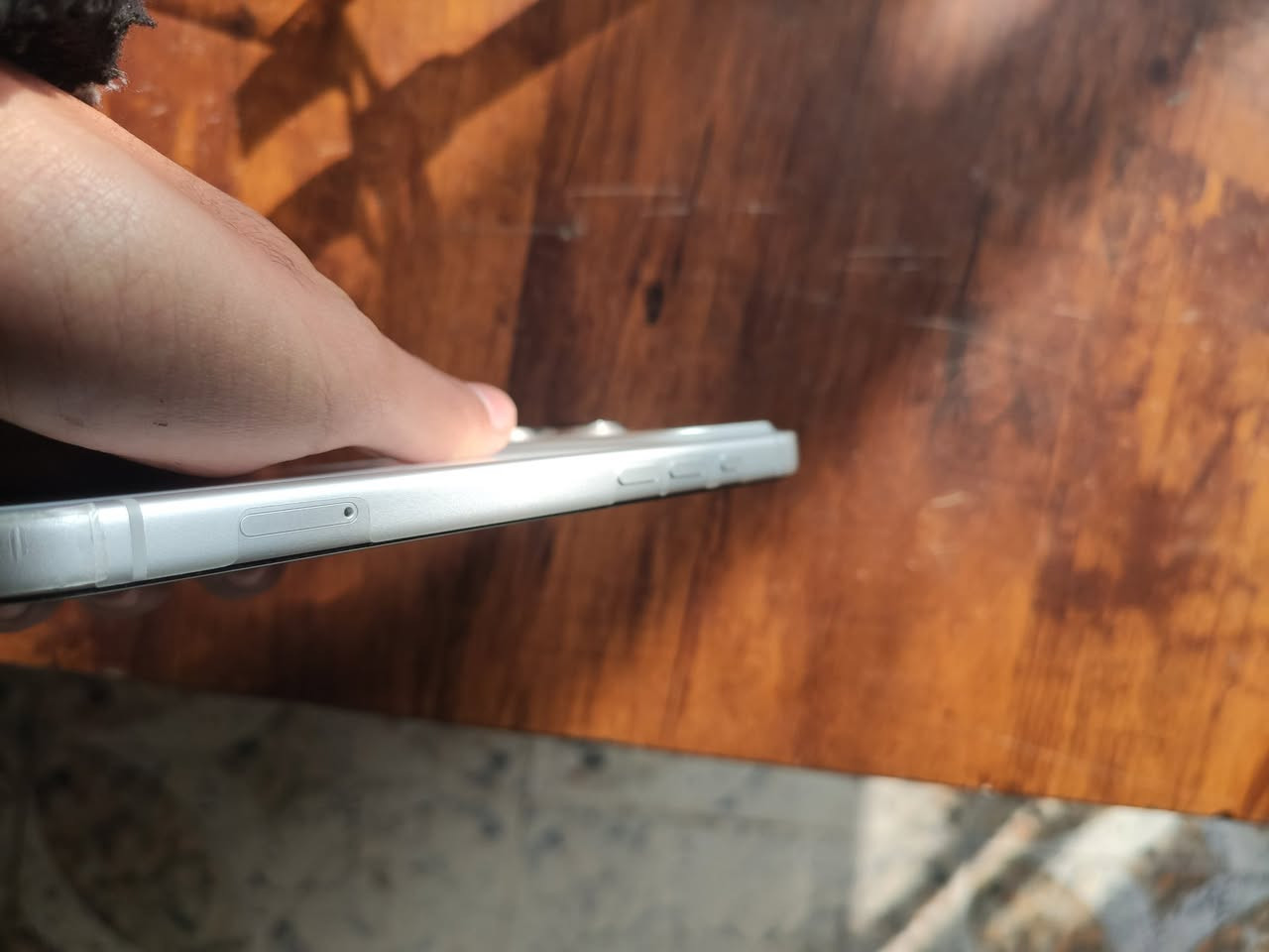 لسلام عليكم 
عندي ايفون 17برو ماكس 
جهاز جديد باكيت مستخدم شي قليل كلش وبعده بضمان الشركه 
نموذج M+ذاكره 256
بطاريه 100🔋مشحون43
لونه ابيض علئ سلفري ومخليله بكج حمايه كامل تغليف +حمايه سماعات 
سعره مليون و850وبيه مجال 
مكاني ناصريه سوق شيوخ 
رقمي *********** تصال مباشر او وتساب
