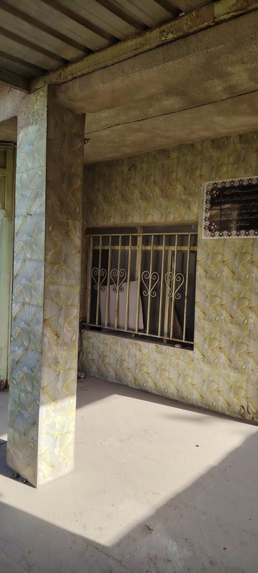 ياالله 
اقره المنشور  وشوف الصور 
يلا تتصل وبالخدمة
بيت بالفلاحية طابقين يقع ع 3 شوارع
صب مسلح وطابق الثاني عكادة نضيفه كلش
مساحته 140 بالسند واقع حال 185
مكانه خلف سيد ابراهيم ابو الانترنيت مقابل مدينه الاحلام مسافه 50 متر ع الشارع الرئيسي قرب صيدلية عالم الدواء
خدمات كاملة من كل النواحي 
البيت سيراميك كامل وشتاكير السطح
بس  متروك صارله فترة  يرادله ترتيب 
عارضه 115 بي مجال 
*********** وتساب+اتصال
