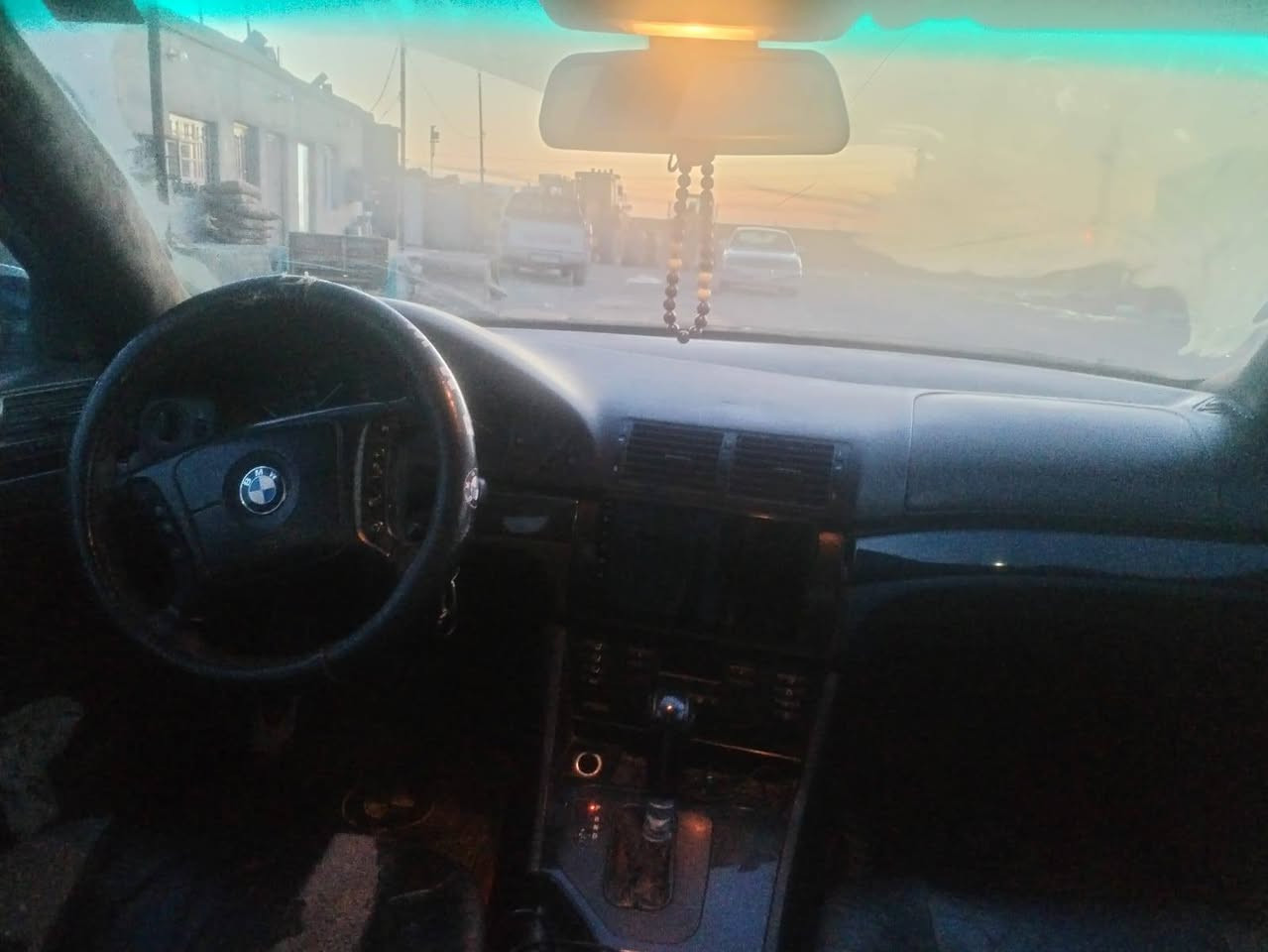 سلام عليكم البيع بيئم صقرحجم528 موديل 98 رقم بغداد تحويل موباشر فول موصفات عايزها بس صبق مكينه  تك فانوز مكينه نص عمر حداديه جديده مراوس بكاسحه او خفاج 40 غرفه 80/ 100 3بردات بلادي فتحه ***********
