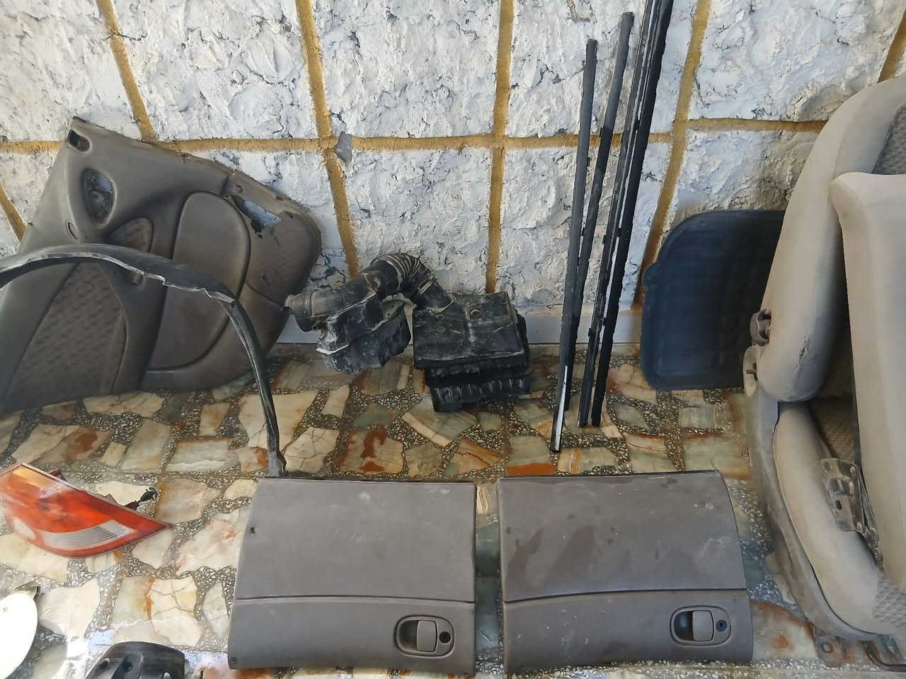 غراض لومينا 2004
شباك
كشنات امامي + تجوه خلف وسطيه
فيت بم مع فيت بم قاعده
مسجلات 2
تجوه مال تبريد
ترايش باب 
باب يسره بدون جامه مع مرايه جانبيه
مكابن باب 2
شمسيه يمنه
غطاء ماطور ماسحات فرب البنيد
للتصال ***********
