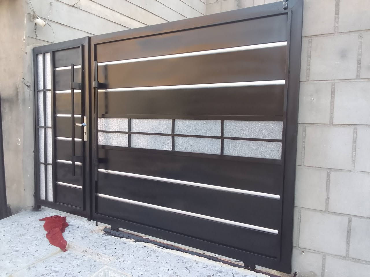 باب حوش سعر حسب القياس نشتغل بكل ثقة وظمانك موجود حدادة الاستاذ *********** اسعارنا مناسبة لا موعدنا ايجار ولا مصاريف اخرى
