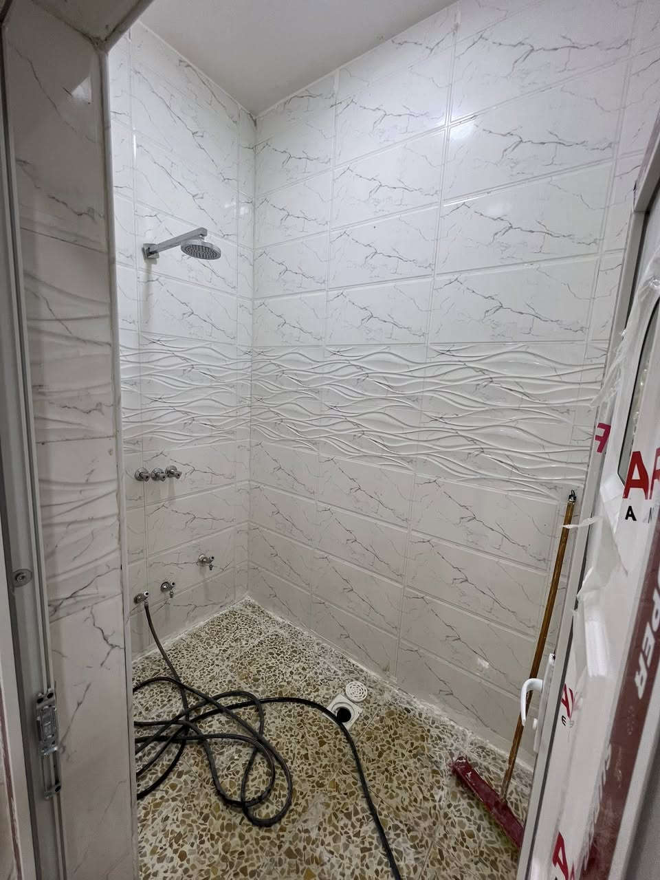 سلام عليكم بيت 150 متر قاط واحد  بغداد الحسينية قروب شارع الحشد بل 25658 بضهر شارع 30 ونافذ عل 40 يبعد عن شارع الحشد 60 متر تقريب بي غرفتين درج مرمر  ومطبخ حار وبارد وصالة جبيرة ستقبال 6متر  سعر 96 وبي مجال بصيط تصال ‭0787 421 9399‬وتساب ***********
