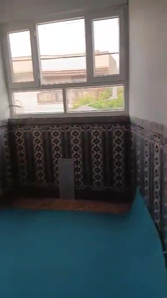 شقة للأيجار غرفتين وهول وخدمات و سطح حي الصديق للتواصل ***********
