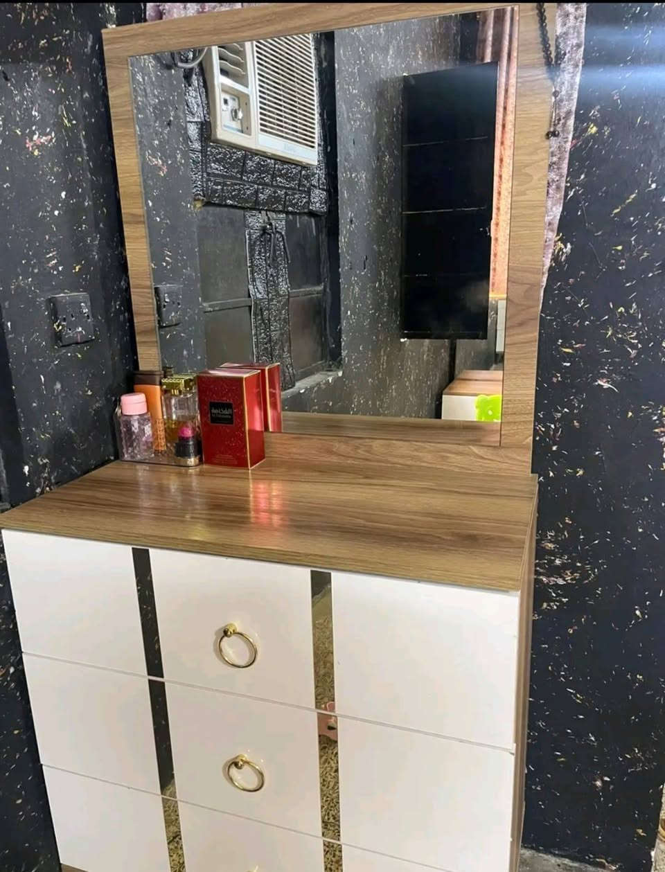 غرف نوم البيع هي ودوشك 
***********
