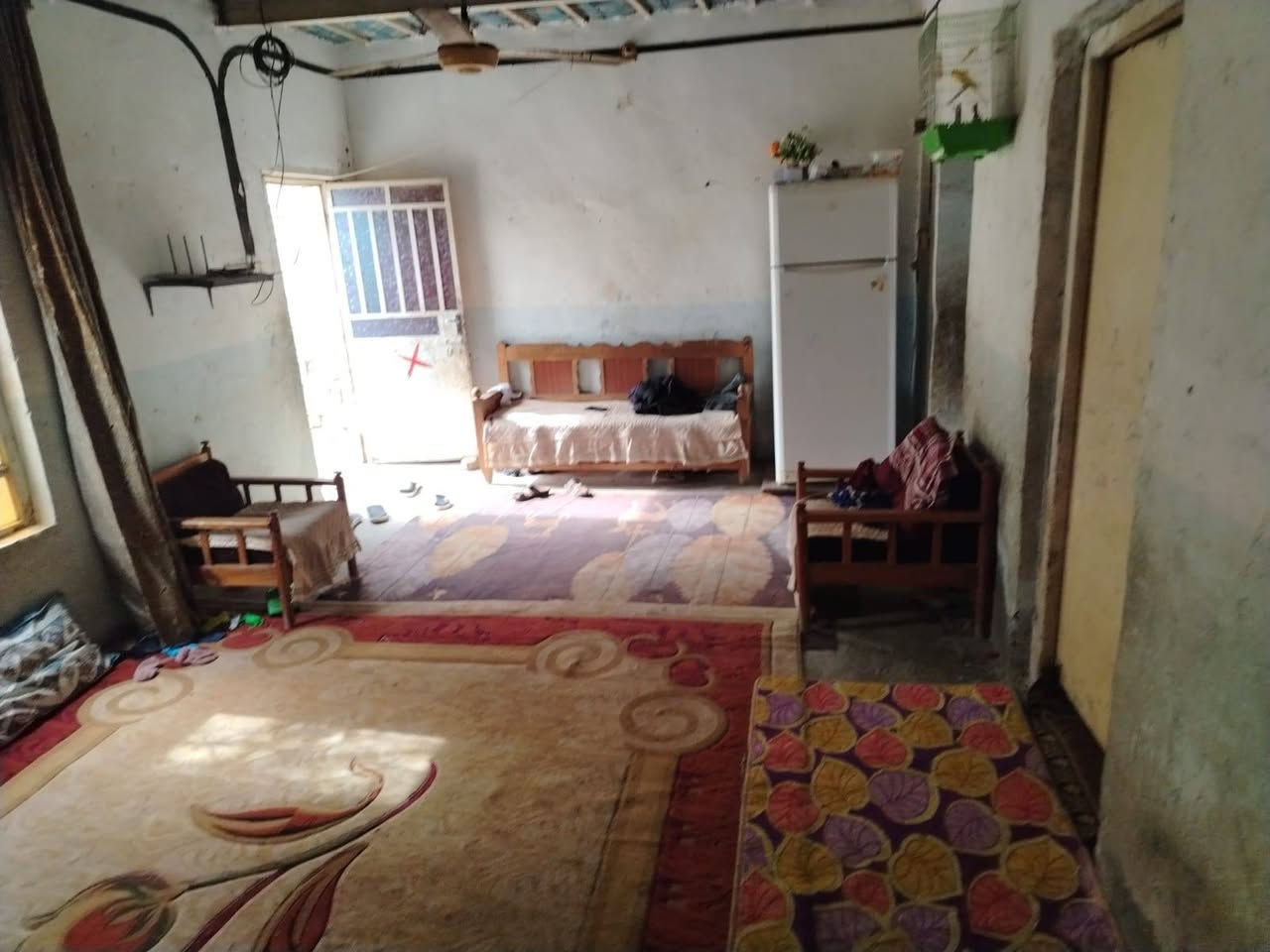 السلام عليكم بيت مسجل  بل الحرار الكابينات قرب الشارع يبعد عن شارع 8 امتار لبيع العرض ٨ ونزال ٣٠ يتكون من غرفه ٥×٤ ومطبخ ٥×٣ وهول ٧×٤ وحوش طوله ٢٠ متر بي مشتمل لبيت عوزه ملاحضات ولشراي يدلل ينتصل ***********.
