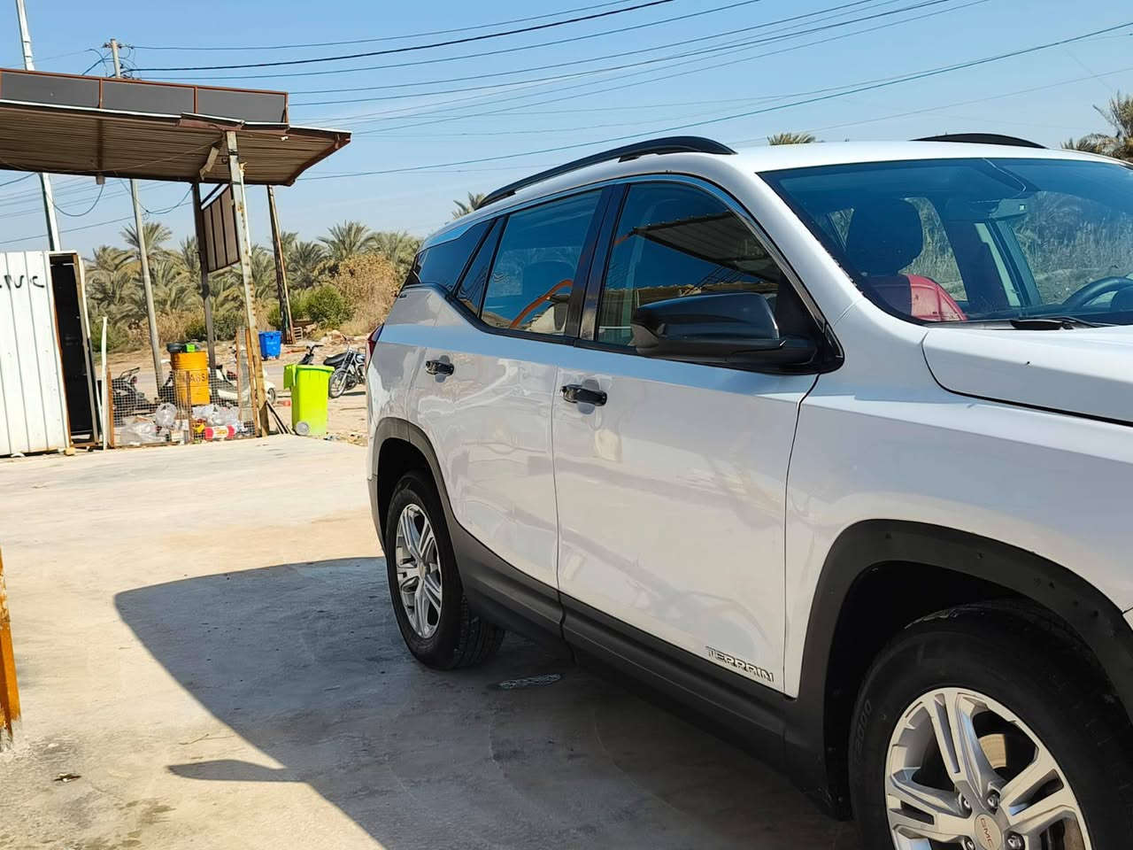 السلام عليكم جمسي تيران ابيض موديل 2018 السيارة ضربتهة بامريكا موجودة بلصور وبيهة رصعه خفيفه بلباب الخلفي السيارة تخم تاير جديد كير ومحرك وتبريد كفاله السعر130 وقابل للتفاوض رقم التواصل ‏‪***********
