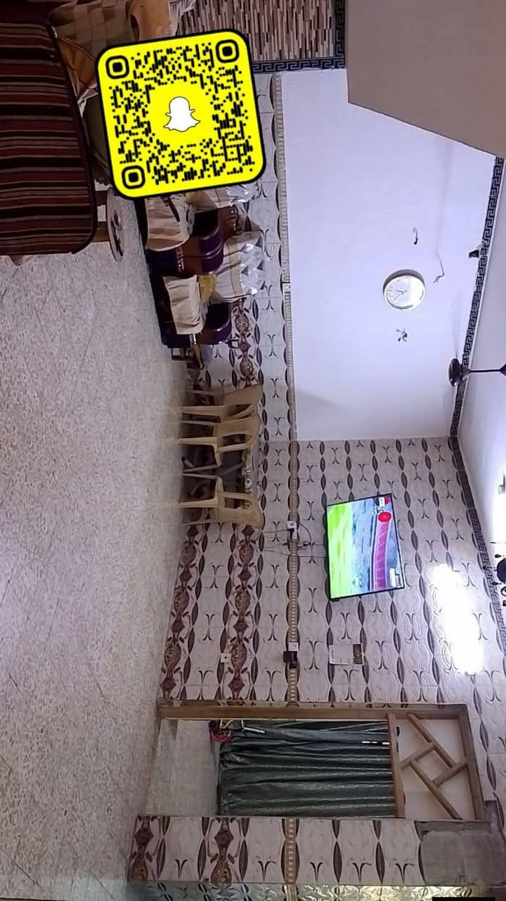 بيتي \
زراعي \ سند 25 .... العبيدي الرئاسه
شارع 20 ... قرب مجمع الببسي
المساحه 200 متر
طابق ونصف
الارضي ...\ 2 غرفة نوم
صاله بمساحه واسعه 7× 6 متر
استقبال ... مطبخ ... حمام ... كراج كبير يتسع لسياره واكثر
الطابق العلوي ...\ غرفتين نوم + صاله .. حمام
ملحق محل غير مكتمل البناء
الخدمات \ مجاري ماء كهرباء . نت.. ماعدى التبليط 
السعر 130 بي مجال للشراي
المراسله على الواتساب  ***********  غير متواجد على الفيس
تحياتي
