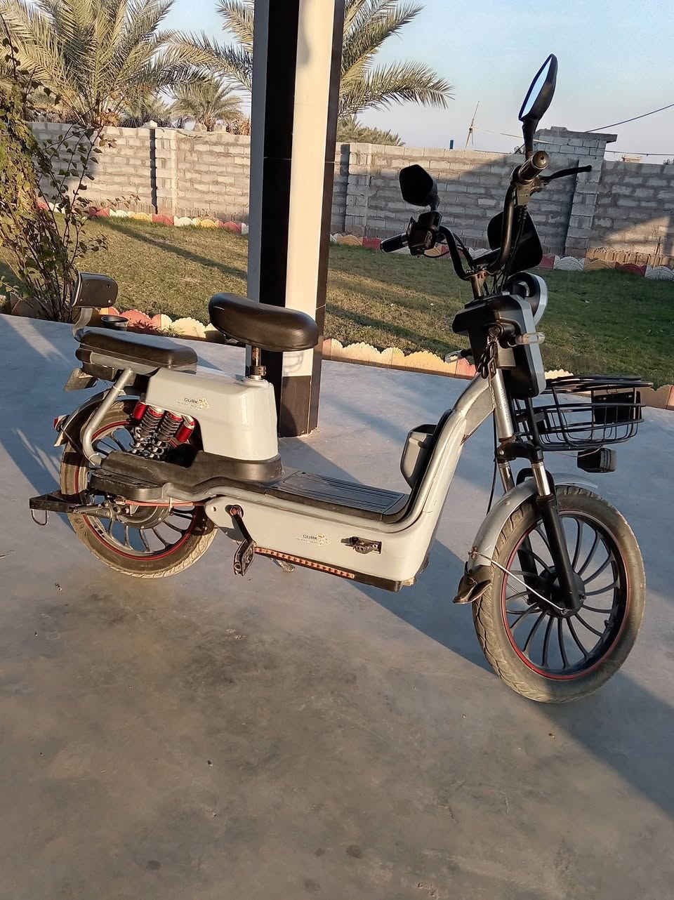 سلام عليكم   دراجه شحن 5 بطاريا لون دراجه رصاصي نضيفه شحن يومين الى 3 سعر350/ الستفسار *********** /787 028 0581
