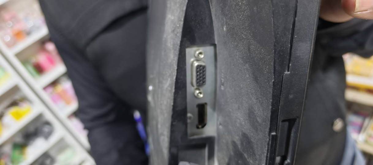 جیهازی کاشێر بۆ دوکانداڕەکان ئەبێت بەشەرتی ئیش کردن بێ عەیبە مارکە DELL کاملە شاشەکەو جیهازی بسولەکەوو لەگەل جیهازی بارکۆدەکە  وایەری بیلادی خۆی لەگەڵە سعری خوار باازار تەنها 125هەزار (***********)
