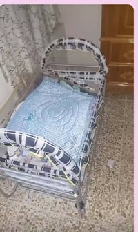 سرير أطفال • شبه جديدة • مع تخت