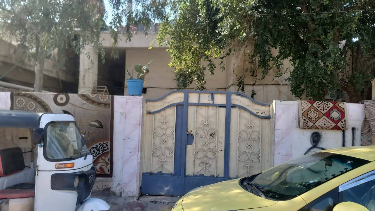 سلام عليكم
بيت للبيع  حي الحسين الجديد قرب شارع البكرات المساحه ٢٠٠ يتكون ساحه جبيره استقبال صاله ٤ غرف فوك وجوه بلفرع المقابيل مدرست المشكات المدارس قريبه كلش روضه بتدائيه متوصطه 
الستفسار ***********
