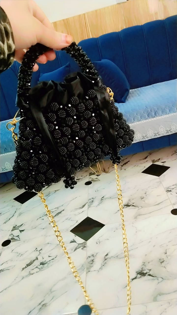✨من أعمالي 😍  متوفرة داخل بيج جنطه لفلوري لترند ❤️فخامة اللون الأسود بتفاصيل تخطف الأنظار ✨

شنطة خرز يدوية بتصميم أنيق ولمسة راقية تناسب كل إطلالاتك 🖤
مزينة بسلسلة ذهبية فاخرة ومقبض خرز مميز ليجمع بين الأناقة والرقي في قطعة واحدة.

👜 صناعة يدوية بدقة عالية
💎 خامات فاخرة ولمعان جذاب
🌟 مناسبة للسهرات والمناسبات الخاصة

اطلبيها الآن وتميزي بإطلالة لا تُنسى ✨
يوجد توصيل لجميع محافظات العراق وداخل هيت


**إذا كنت صاحب هذا الإعلان وتريد حذفه لأي سبب، رجاءا أرسل رسالة إلى الدعم الفني**
