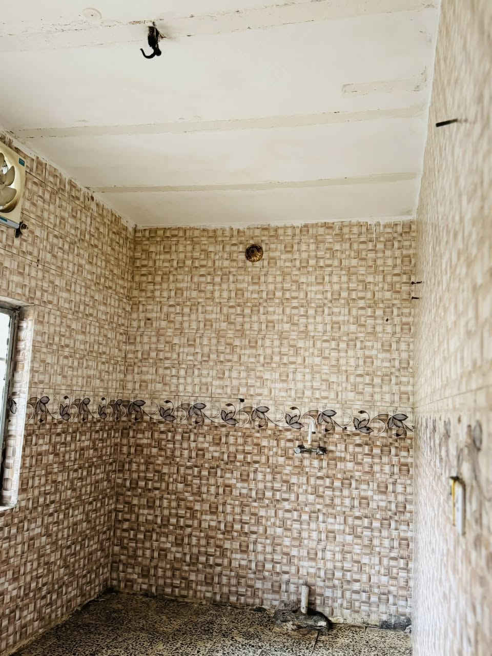 سلام عليكم يوجد دار ليجار حي رساله قرب مدرسه صينيه الجديده قريب علا سوق المساحه ١٠٠ م قاطين يتجر قاط لأول والثاني كلمن بحده فوك معزول بحده بيت نضيف لي يجوه يتجر ٢٥٠ الف اي ستفسار لا تصال ***********
